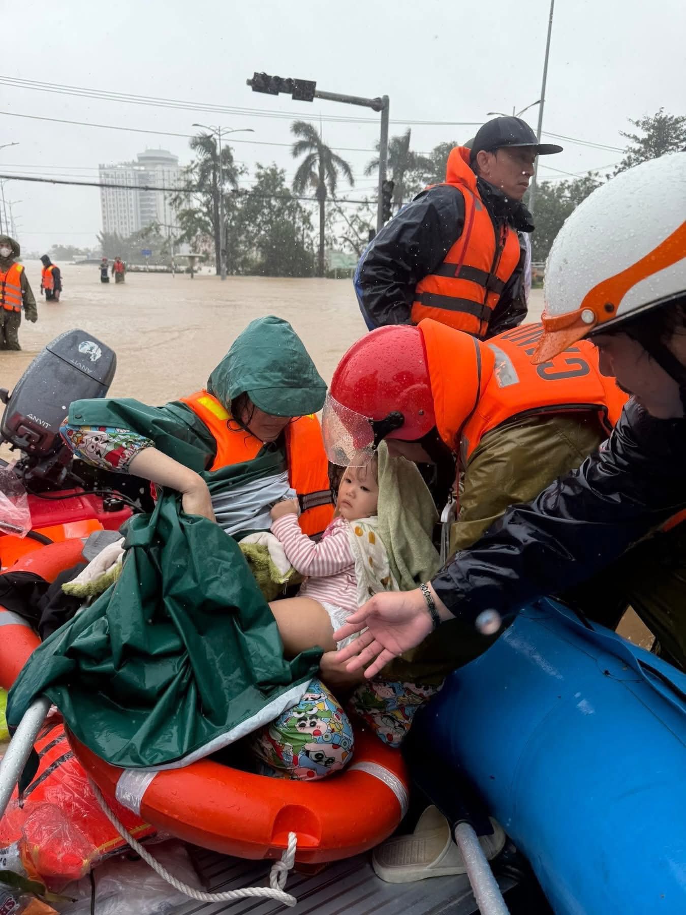 Xúc động những chuyến xuồng đổ về rốn lũ 'chia lửa' cứu dân - Ảnh 3.
