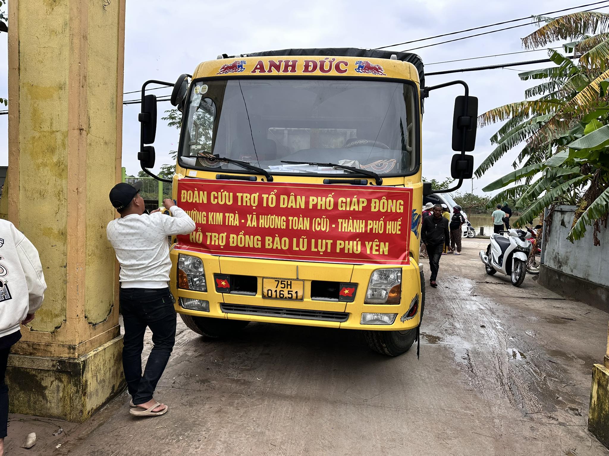 Nước lụt vẫn bủa vây, người dân 'rốn lũ' xứ Huế vẫn góp gạo, mì tôm gửi cho đồng bào Nam Trung Bộ - Ảnh 4.
