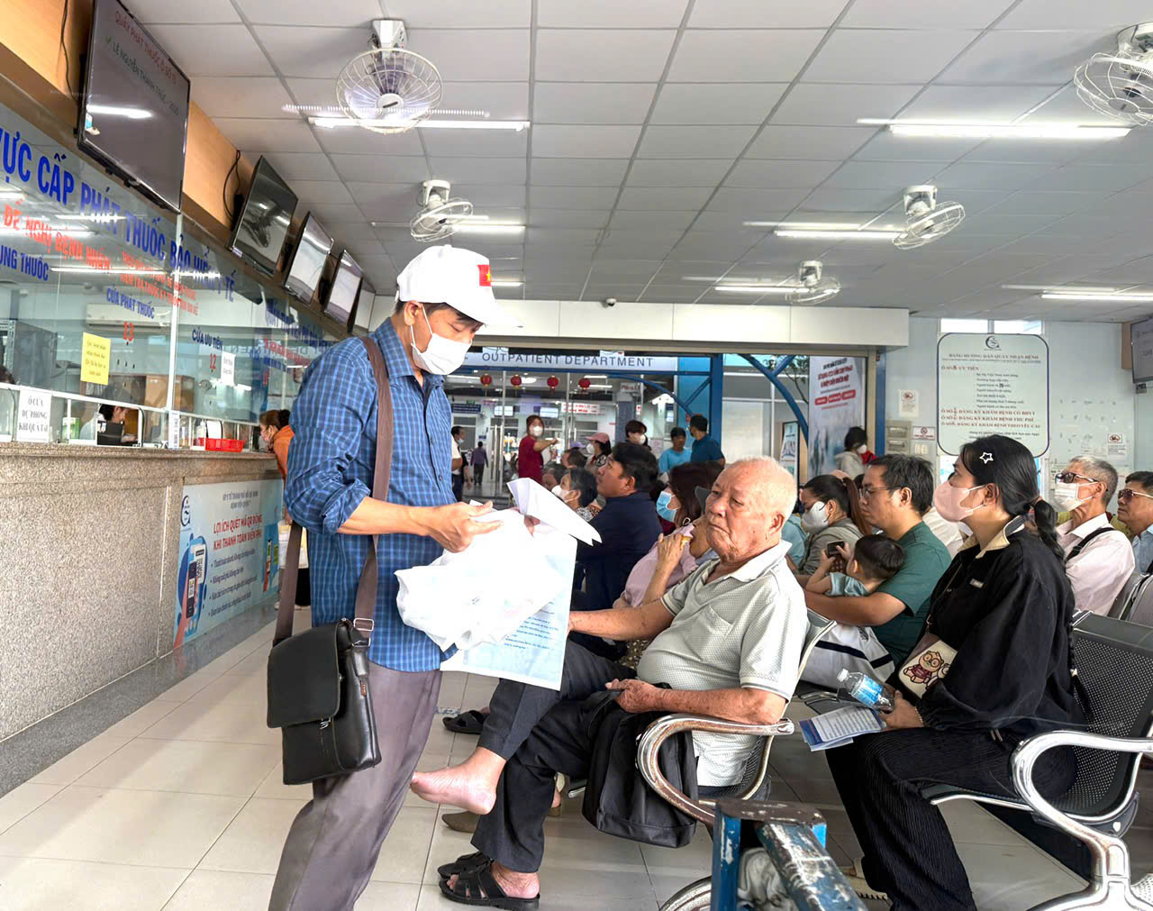 TP.HCM ‘rà soát’ người trên 65 tuổi để được hỗ trợ 100% mức đóng bảo hiểm y tế - Ảnh 1.