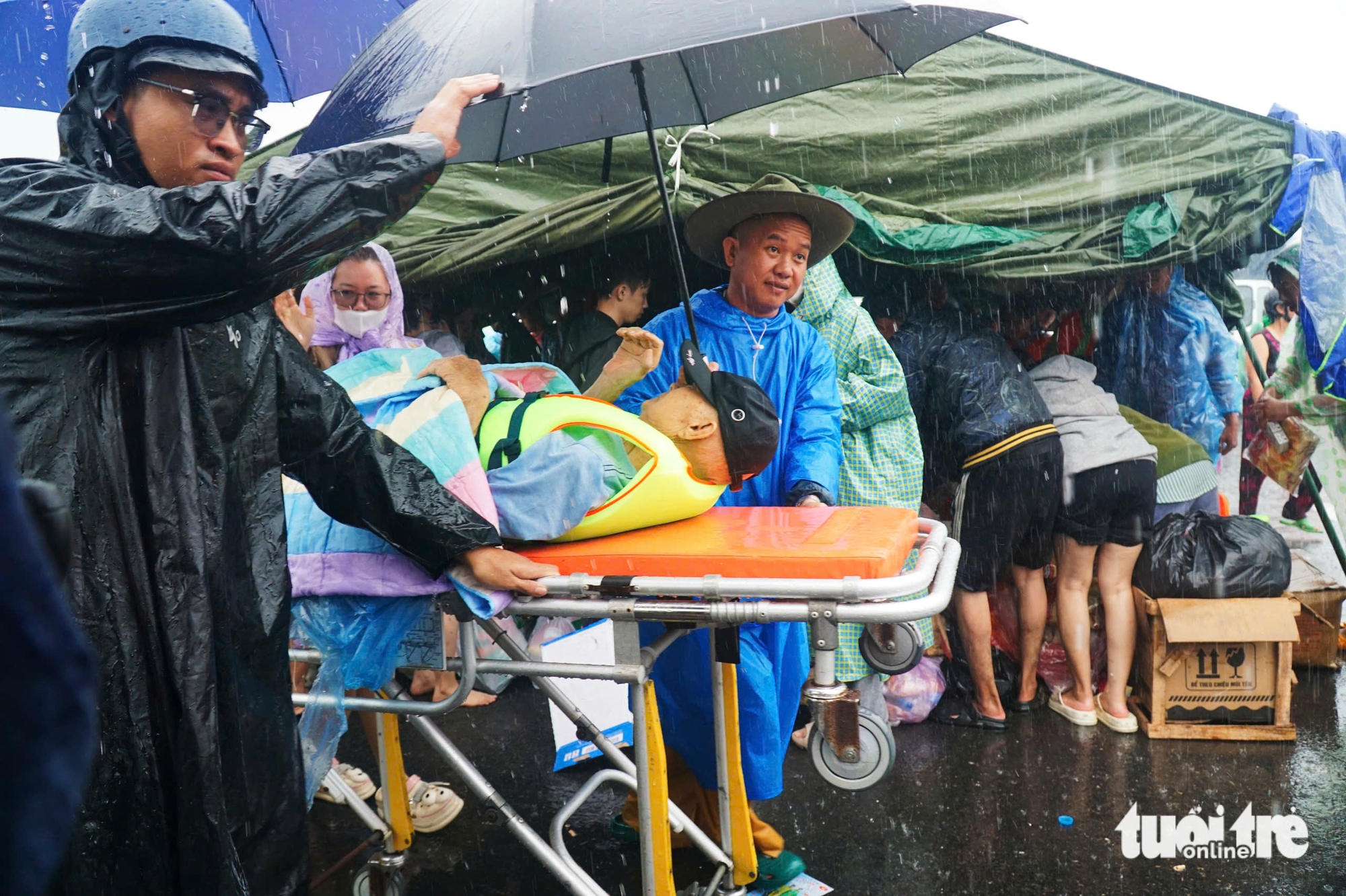 Major flooding kills 41, leaves 9 missing, submerges 68,000 homes across central Vietnam- Ảnh 4.