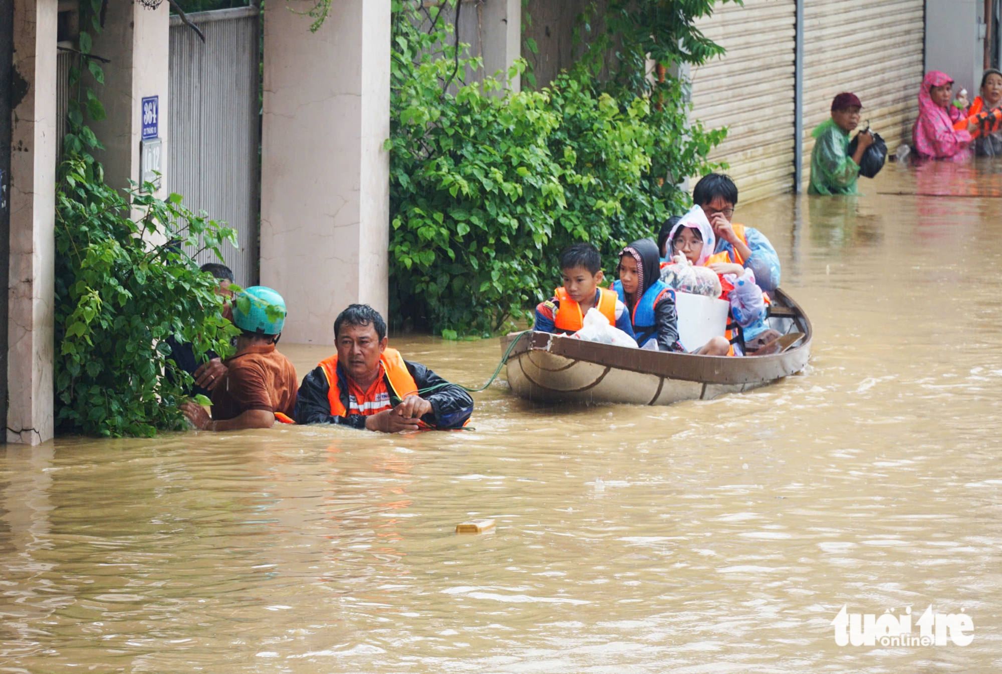Major flooding kills 41, leaves 9 missing, submerges 68,000 homes across central Vietnam- Ảnh 2.
