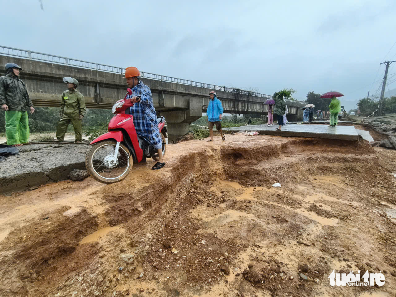 Lũ vượt mốc lịch sử, đã có 19 người chết: Đắk Lắk công bố tình huống khẩn cấp - Ảnh 3.