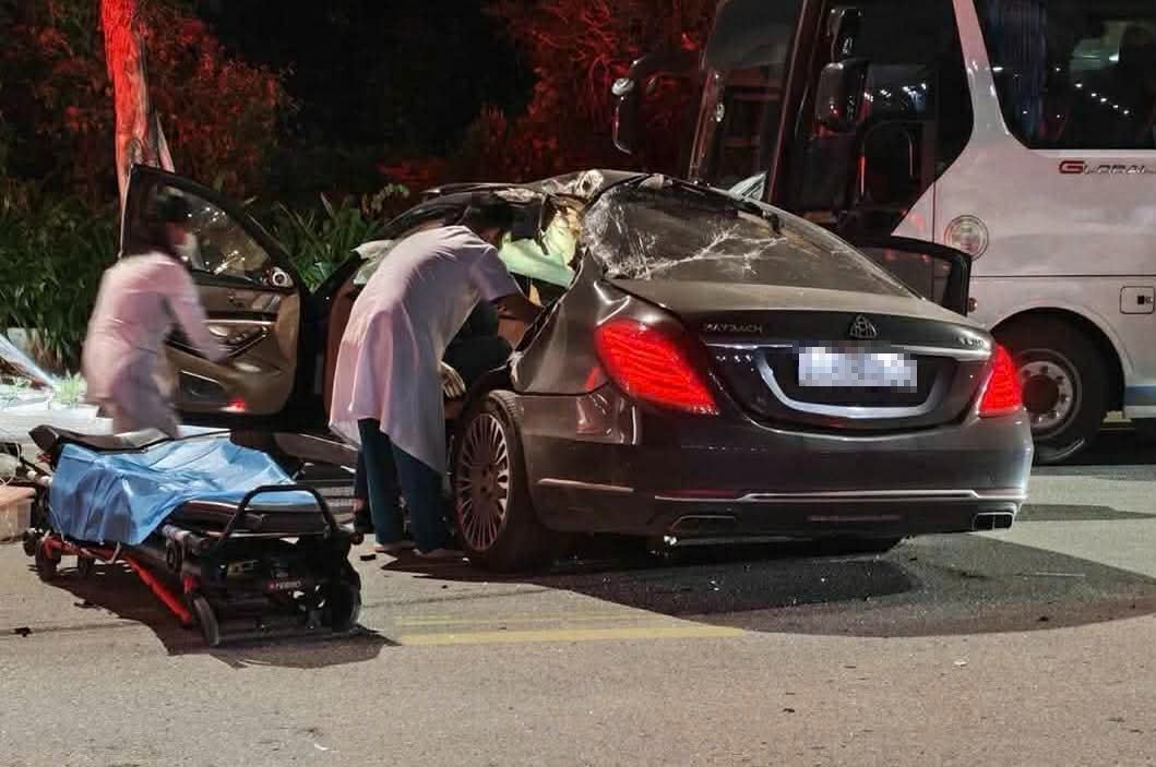 Vụ xe Mercedes Maybach tông vào xe khách: Người đàn ông ngồi ghế sau trong xe sang tử vong - Ảnh 1.