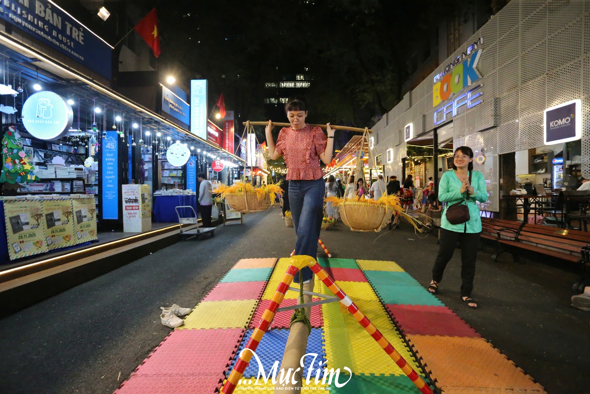 Trải nghiệm không gian văn hoá và giải trí buổi đêm tại Đường sách TP.HCM- Ảnh 2. Trải nghiệm không gian văn hoá và giải trí buổi đêm tại Đường sách TP.HCM- Ảnh 2.