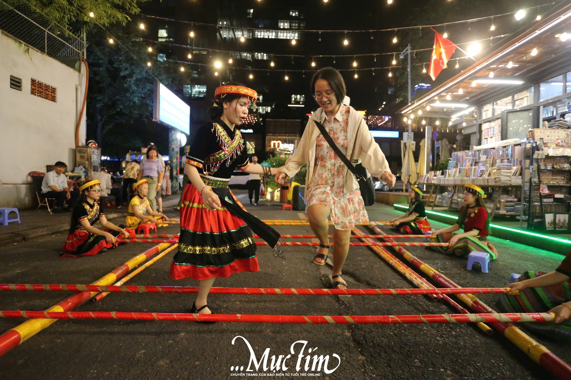 Trải nghiệm không gian văn hoá và giải trí buổi đêm tại Đường sách TP.HCM- Ảnh 3. Trải nghiệm không gian văn hoá và giải trí buổi đêm tại Đường sách TP.HCM- Ảnh 3.