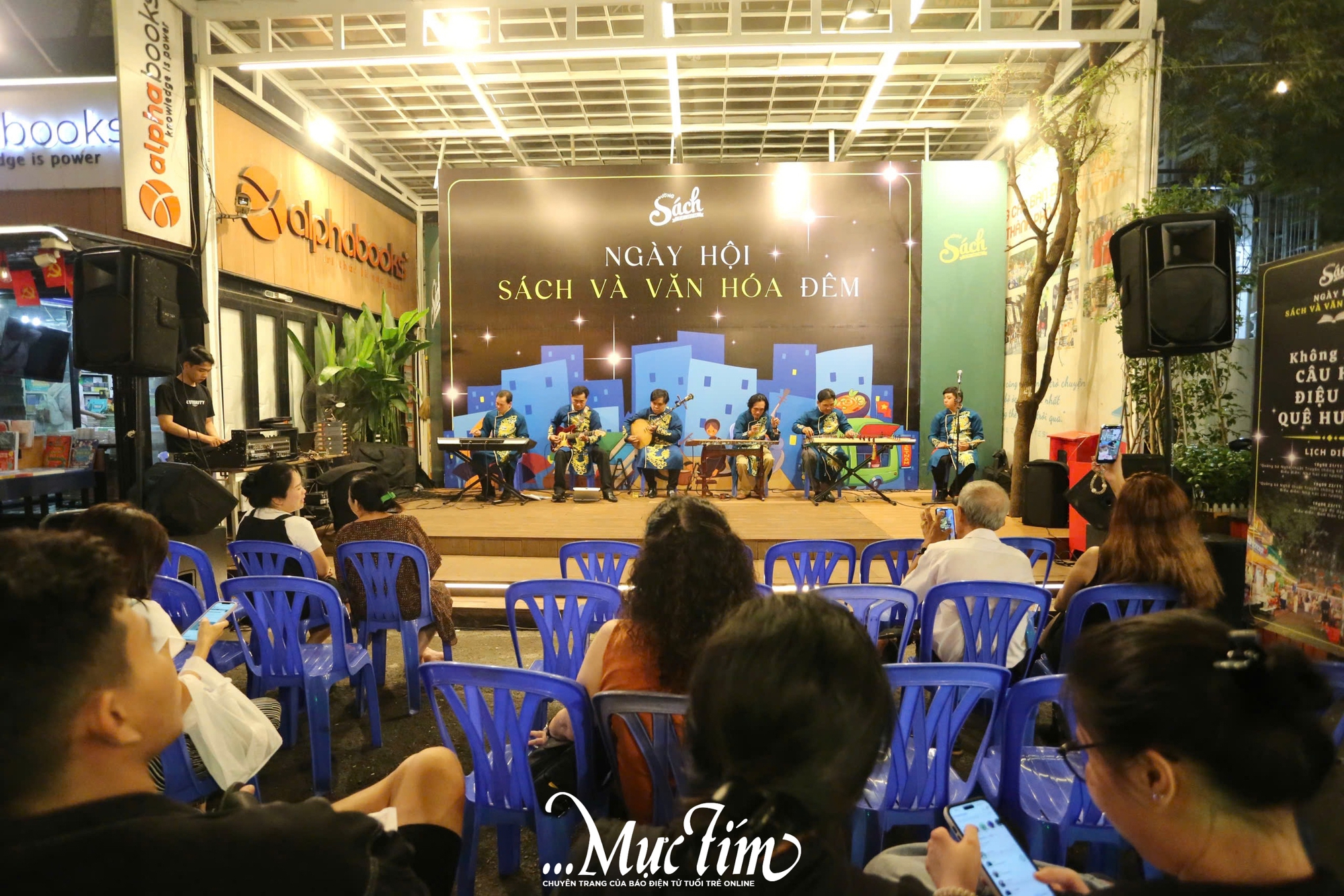 Trải nghiệm không gian văn hoá và giải trí buổi đêm tại Đường sách TP.HCM- Ảnh 5. Trải nghiệm không gian văn hoá và giải trí buổi đêm tại Đường sách TP.HCM- Ảnh 5.