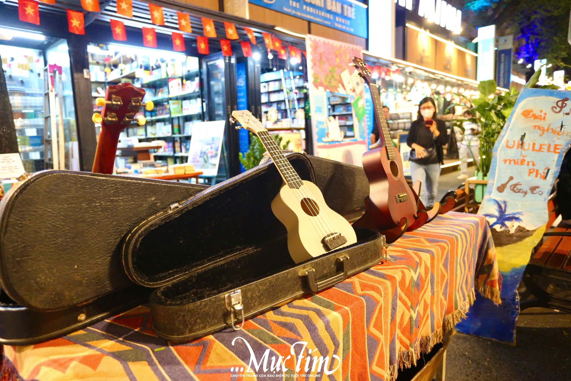 Trải nghiệm không gian văn hoá và giải trí buổi đêm tại Đường sách TP.HCM- Ảnh 6. Trải nghiệm không gian văn hoá và giải trí buổi đêm tại Đường sách TP.HCM- Ảnh 6.