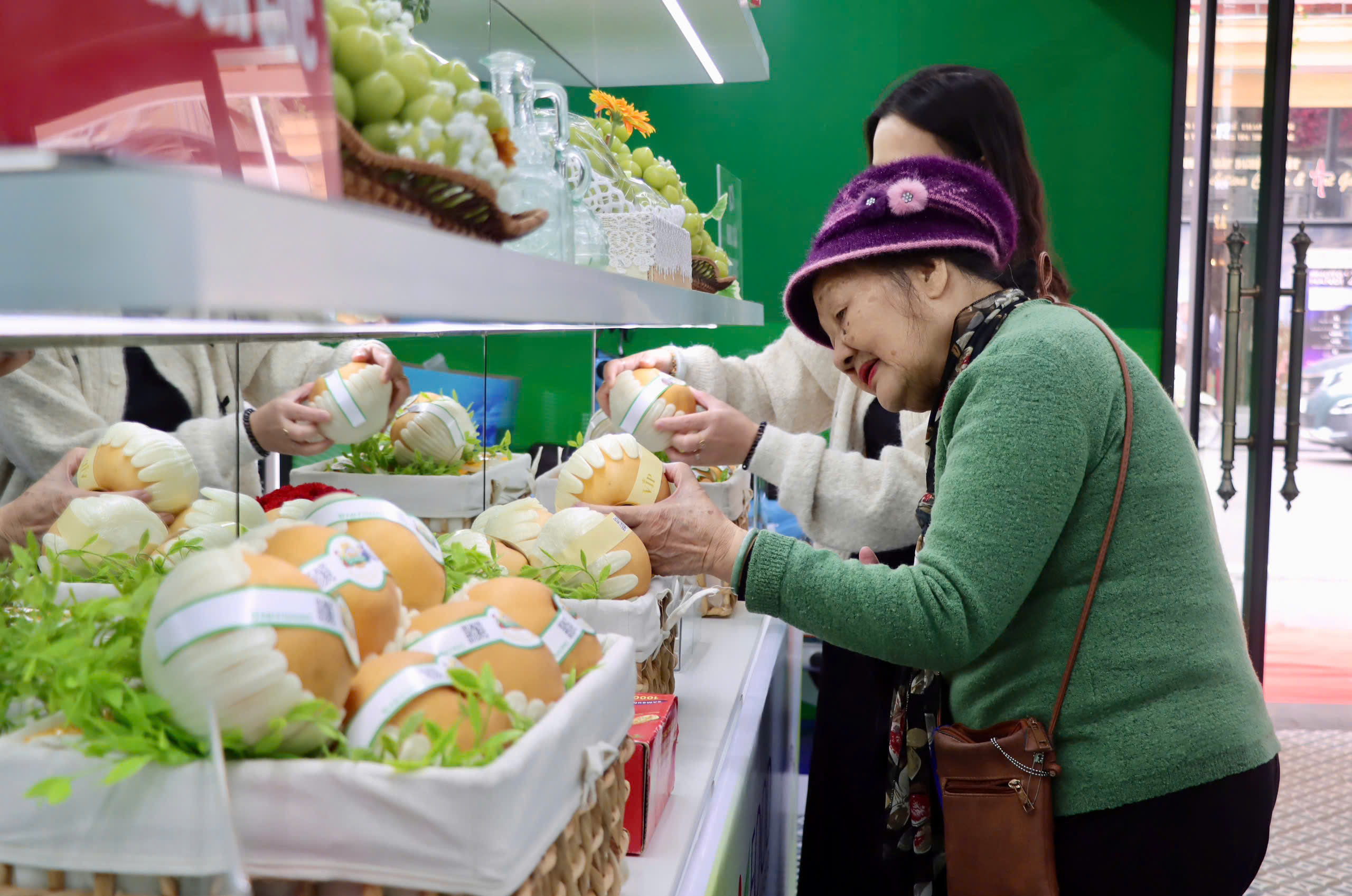 Từ nho sữa, lê Hàn Quốc đến máy ảnh Canon, xe máy Honda đều có hàng giả - Ảnh 1.