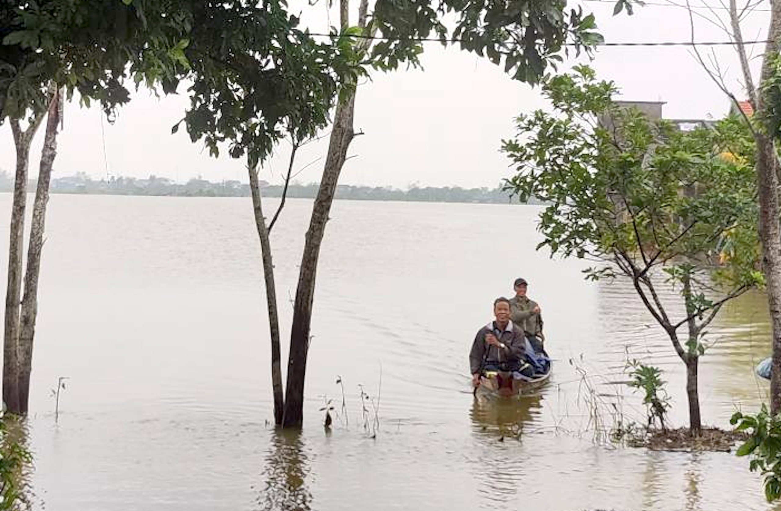 Nước lụt vẫn bủa vây, người dân 'rốn lũ' xứ Huế vẫn góp gạo, mì tôm gửi cho đồng bào Nam Trung Bộ - Ảnh 3.