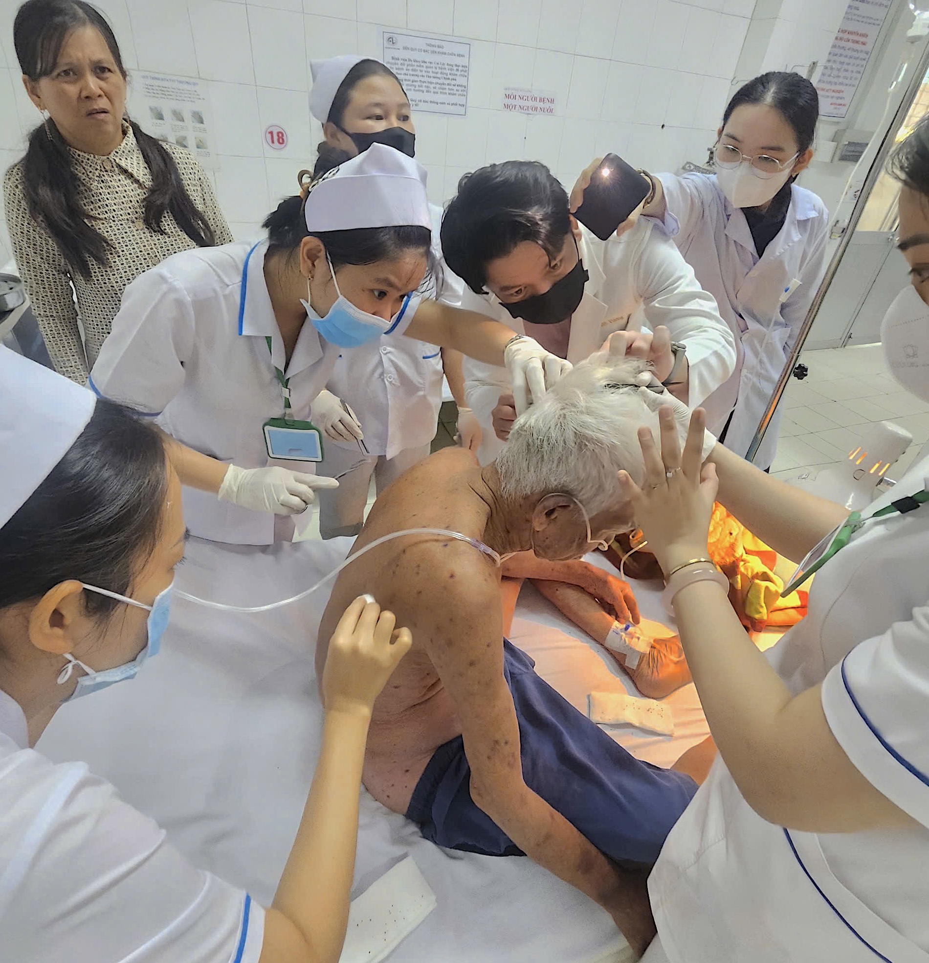 Người đàn ông 74 tuổi bị ong đốt hơn 100 vết được cứu sống kịp thời - Ảnh 1.