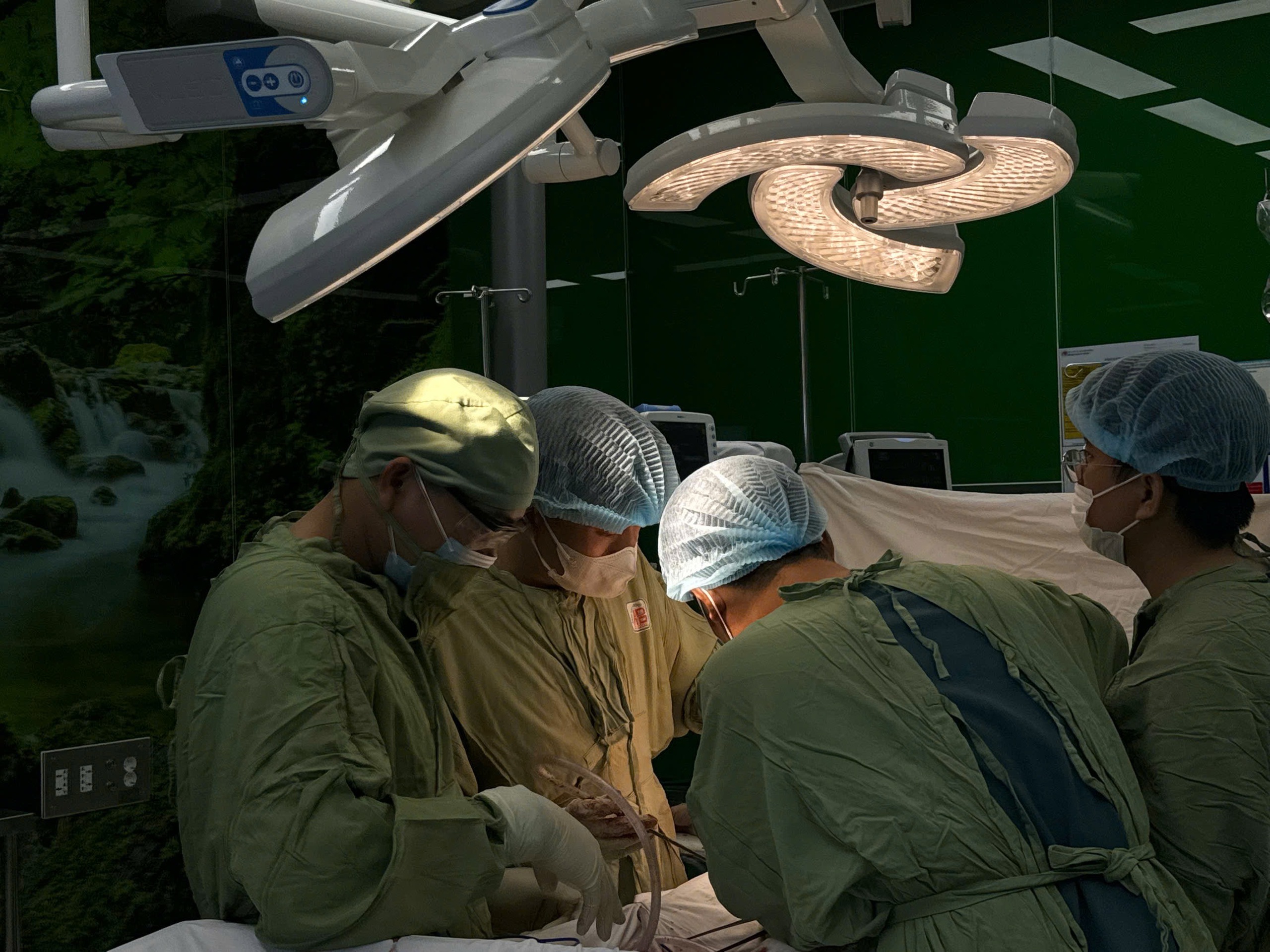 Đau lưng âm ỉ, cảnh giác thận bị viêm kéo dài và phải cắt bỏ - Ảnh 1.