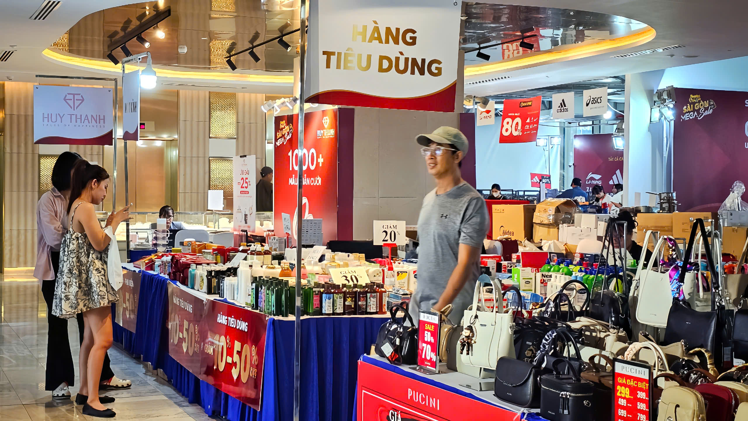 Chưa tới Black Friday, nhiều cửa hàng đã khuyến mãi 50-70% để hút khách - Ảnh 8.