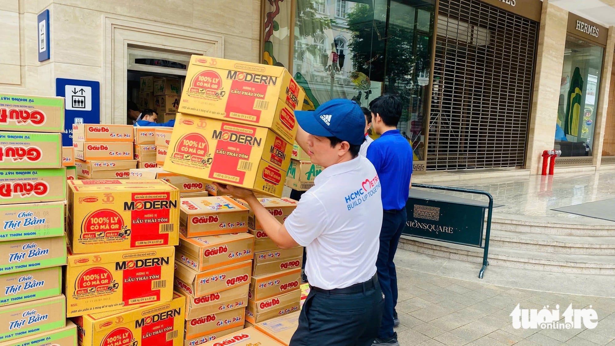 Vietnamese and foreigners join hands to send aid to flood-hit areas - Ảnh 6.