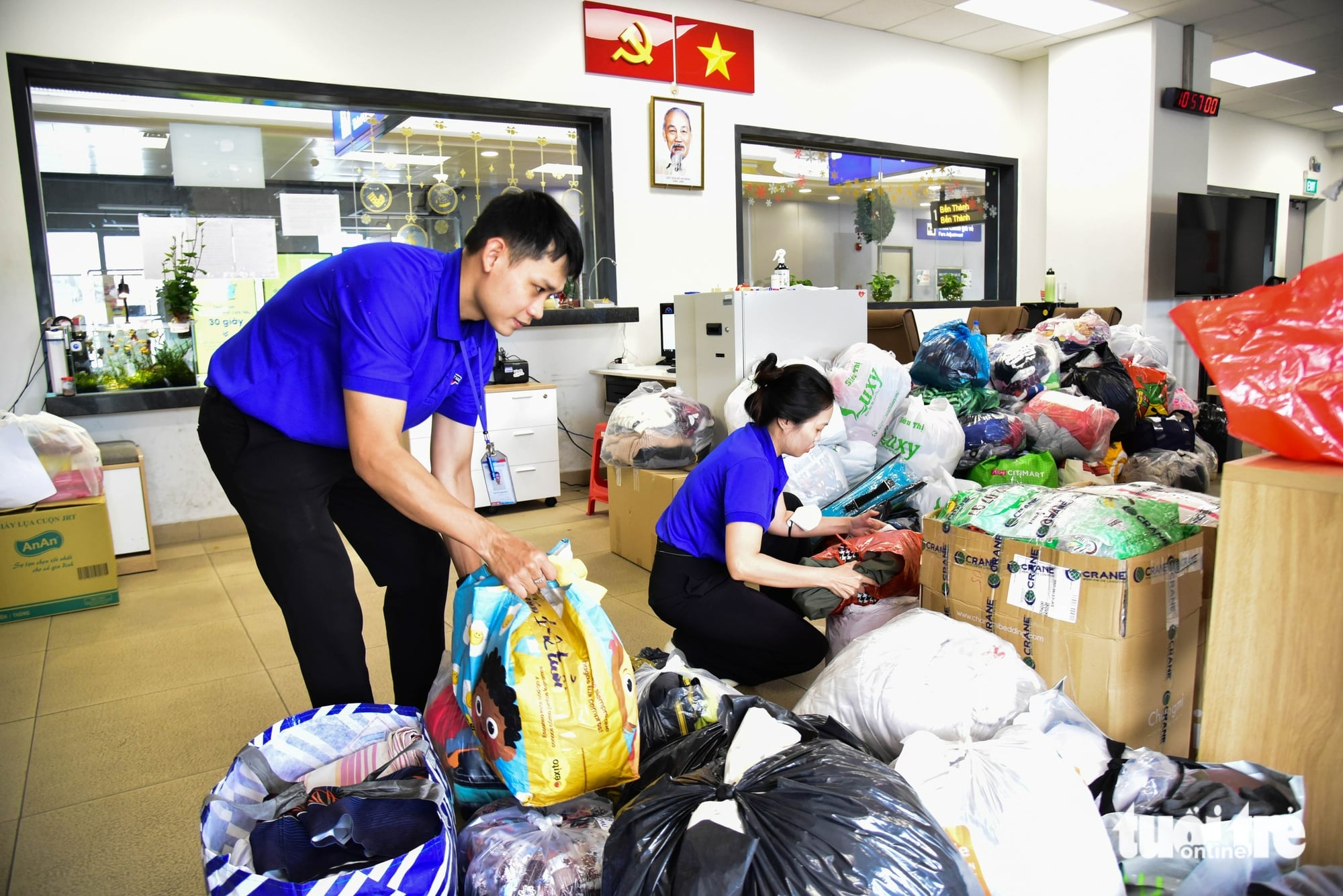Vietnamese and foreigners join hands to send aid to flood-hit areas - Ảnh 3.
