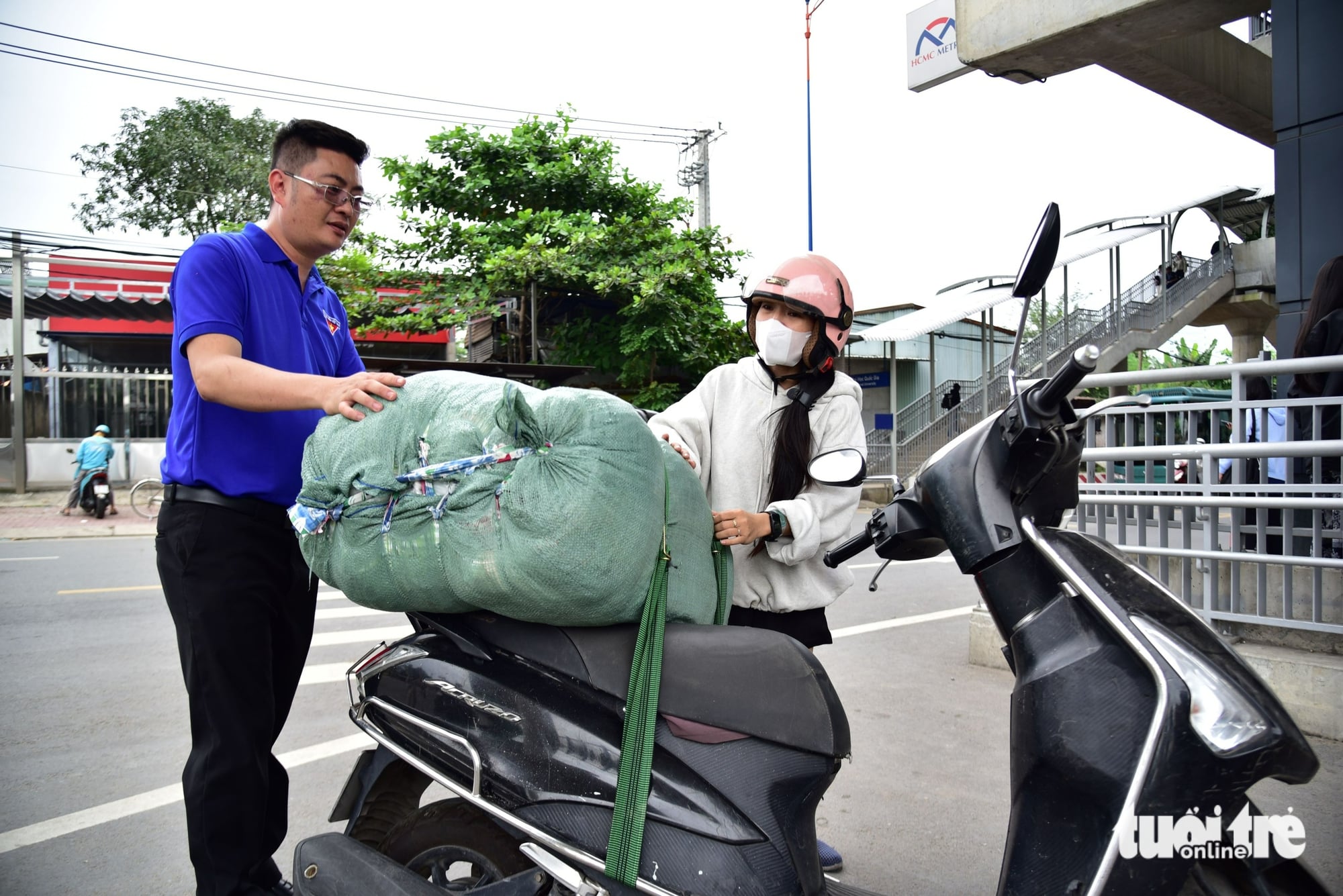 Vietnamese and foreigners join hands to send aid to flood-hit areas - Ảnh 7.