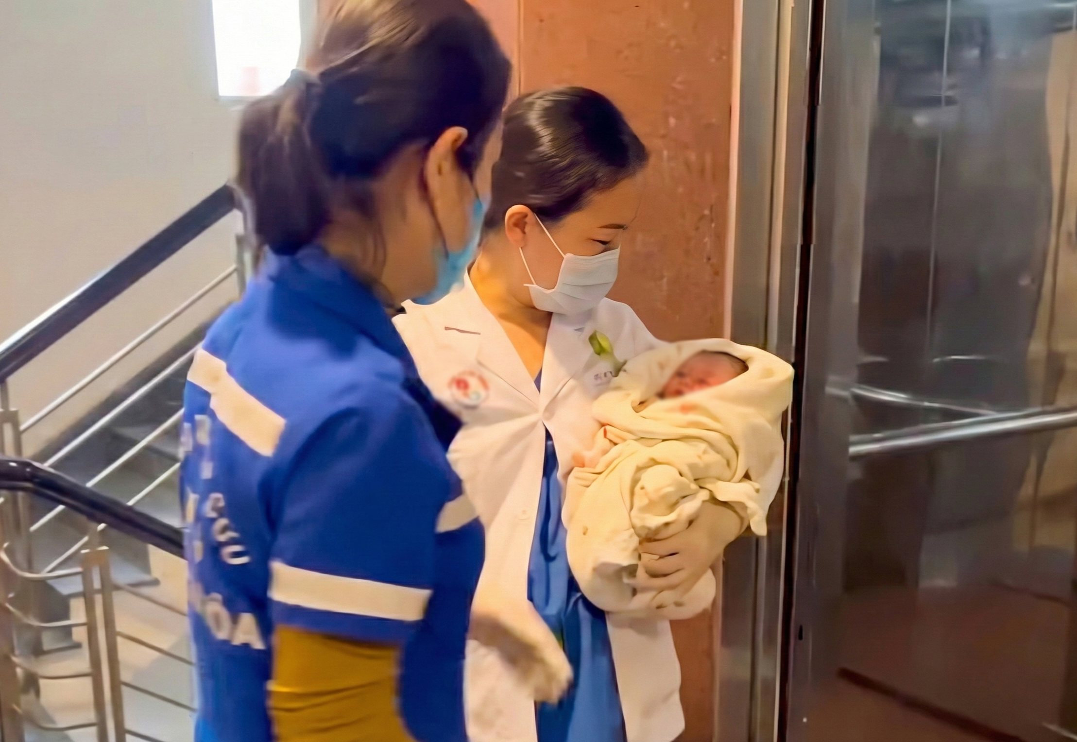 Em bé chào đời ngay tại điểm tránh trú mưa lũ ở Nha Trang - Ảnh 1.