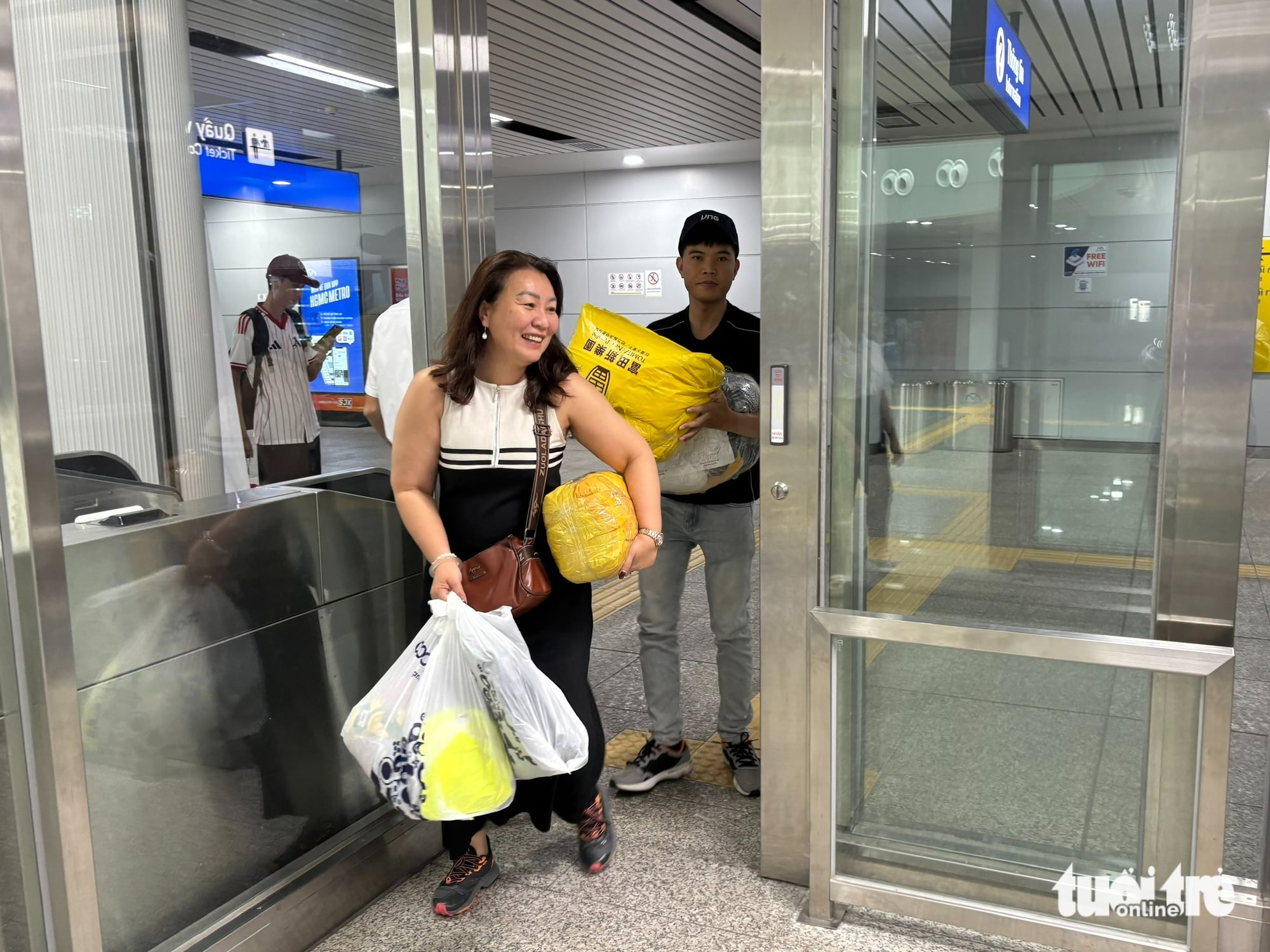 Vietnamese and foreigners join hands to send aid to flood-hit areas - Ảnh 4.