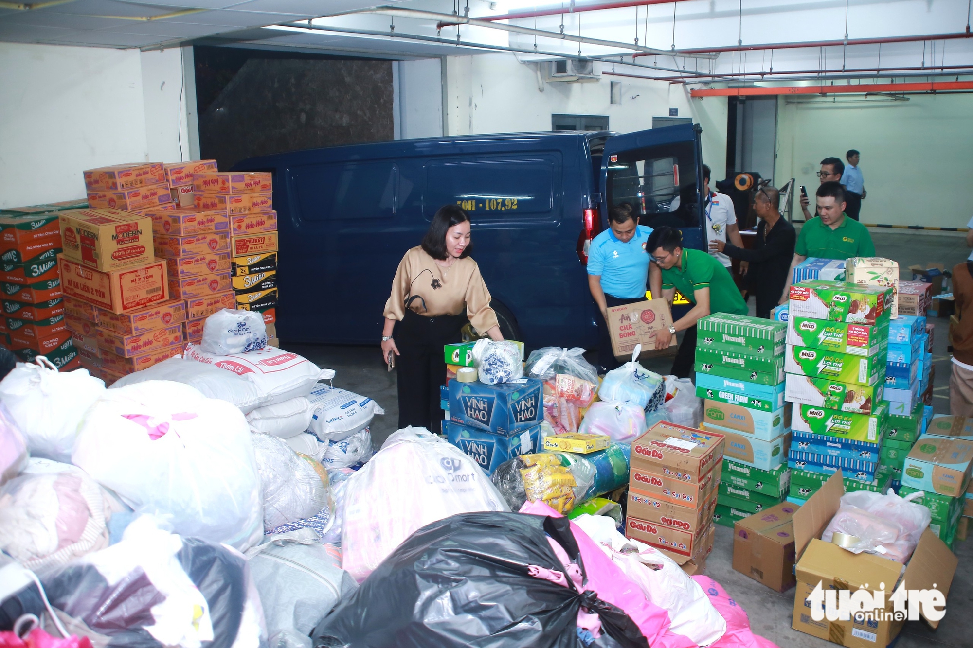 Ho Chi Minh City mobilizes urgent relief effort for flood-hit central provinces  - Ảnh 4.