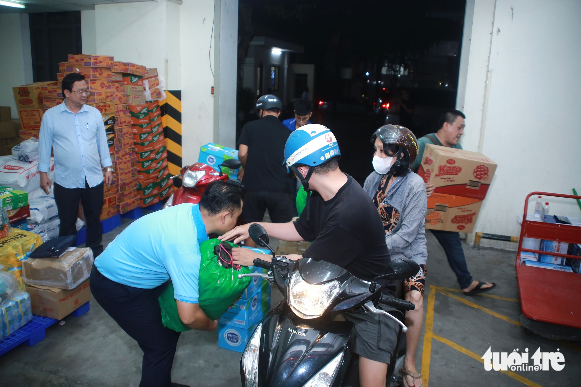 Ho Chi Minh City mobilizes urgent relief effort for flood-hit central provinces  - Ảnh 11.