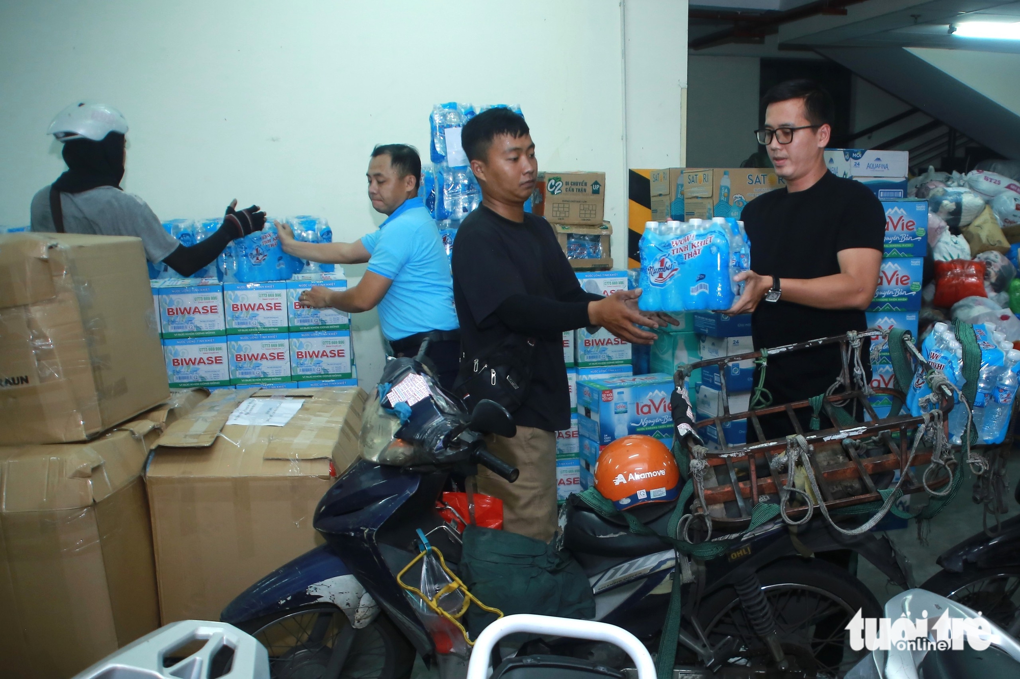 Ho Chi Minh City mobilizes urgent relief effort for flood-hit central provinces  - Ảnh 14.
