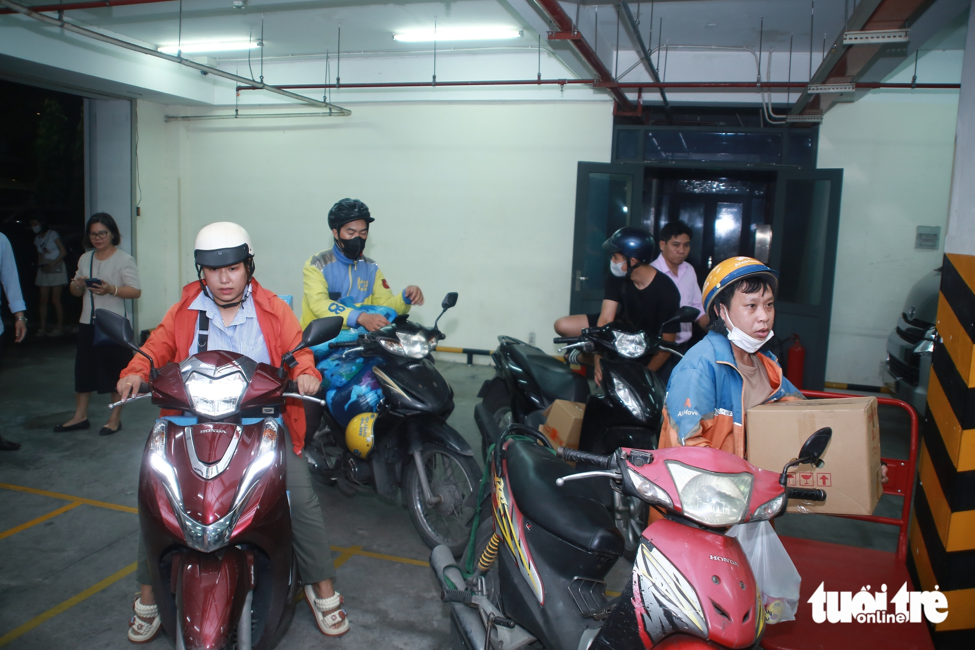 Ho Chi Minh City mobilizes urgent relief effort for flood-hit central provinces  - Ảnh 12.