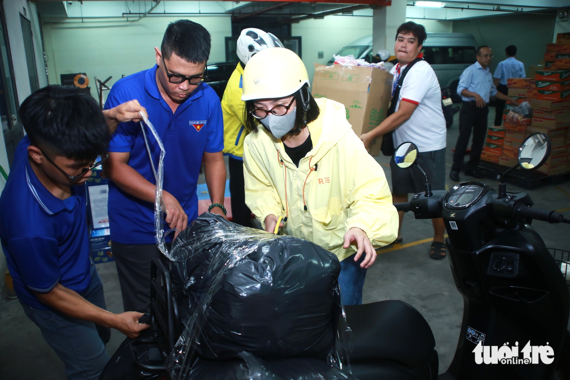 Ho Chi Minh City mobilizes urgent relief effort for flood-hit central provinces  - Ảnh 10.