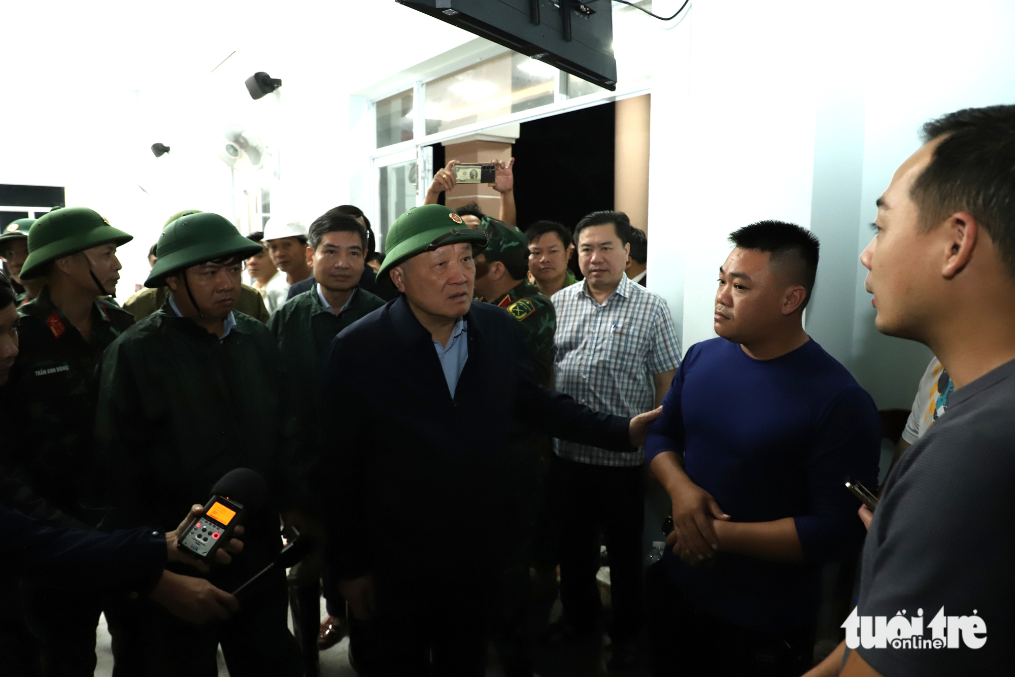 Ho Chi Minh City mobilizes urgent relief effort for flood-hit central provinces  - Ảnh 17.