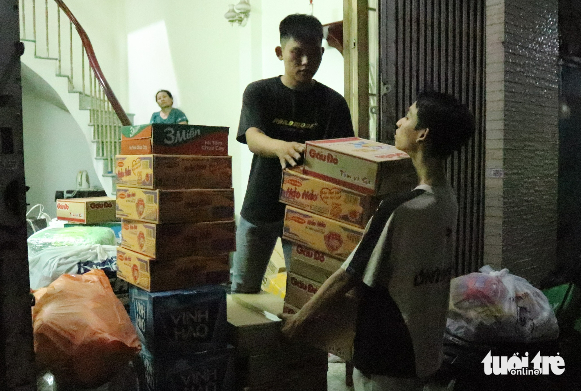 Ho Chi Minh City mobilizes urgent relief effort for flood-hit central provinces  - Ảnh 15.