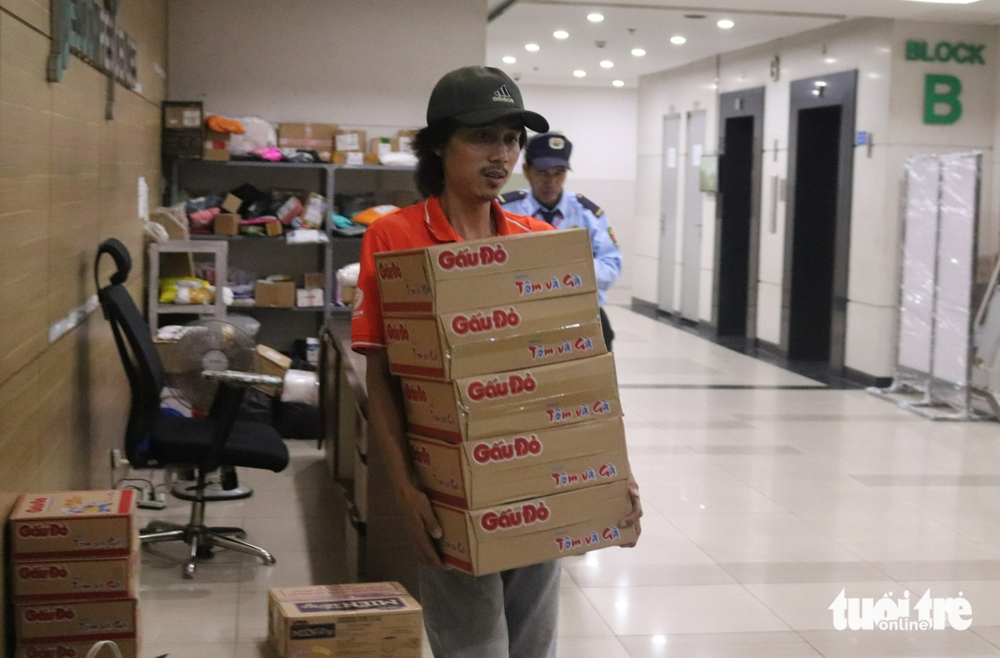 Ho Chi Minh City mobilizes urgent relief effort for flood-hit central provinces  - Ảnh 16.