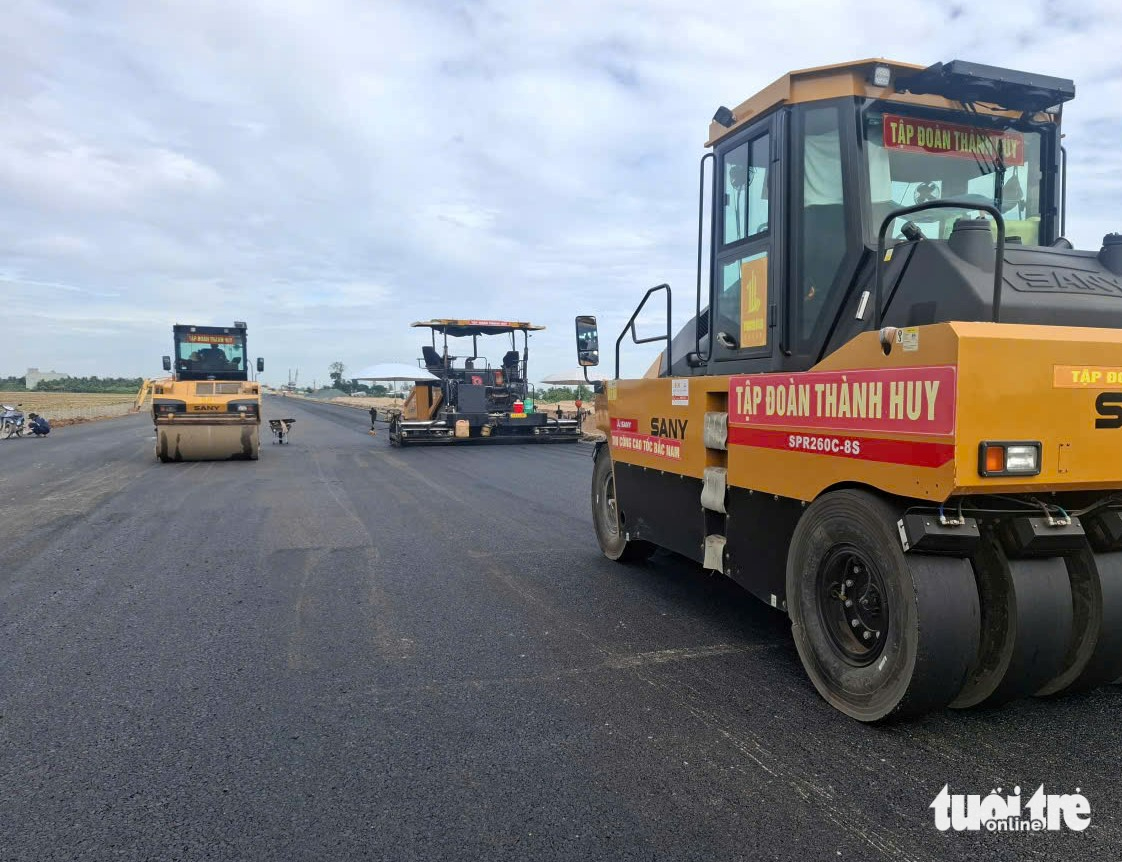 Phấn đấu thông xe 24km cao tốc Châu Đốc - Cần Thơ - Sóc Trăng vào ngày 19-12 - Ảnh 1.