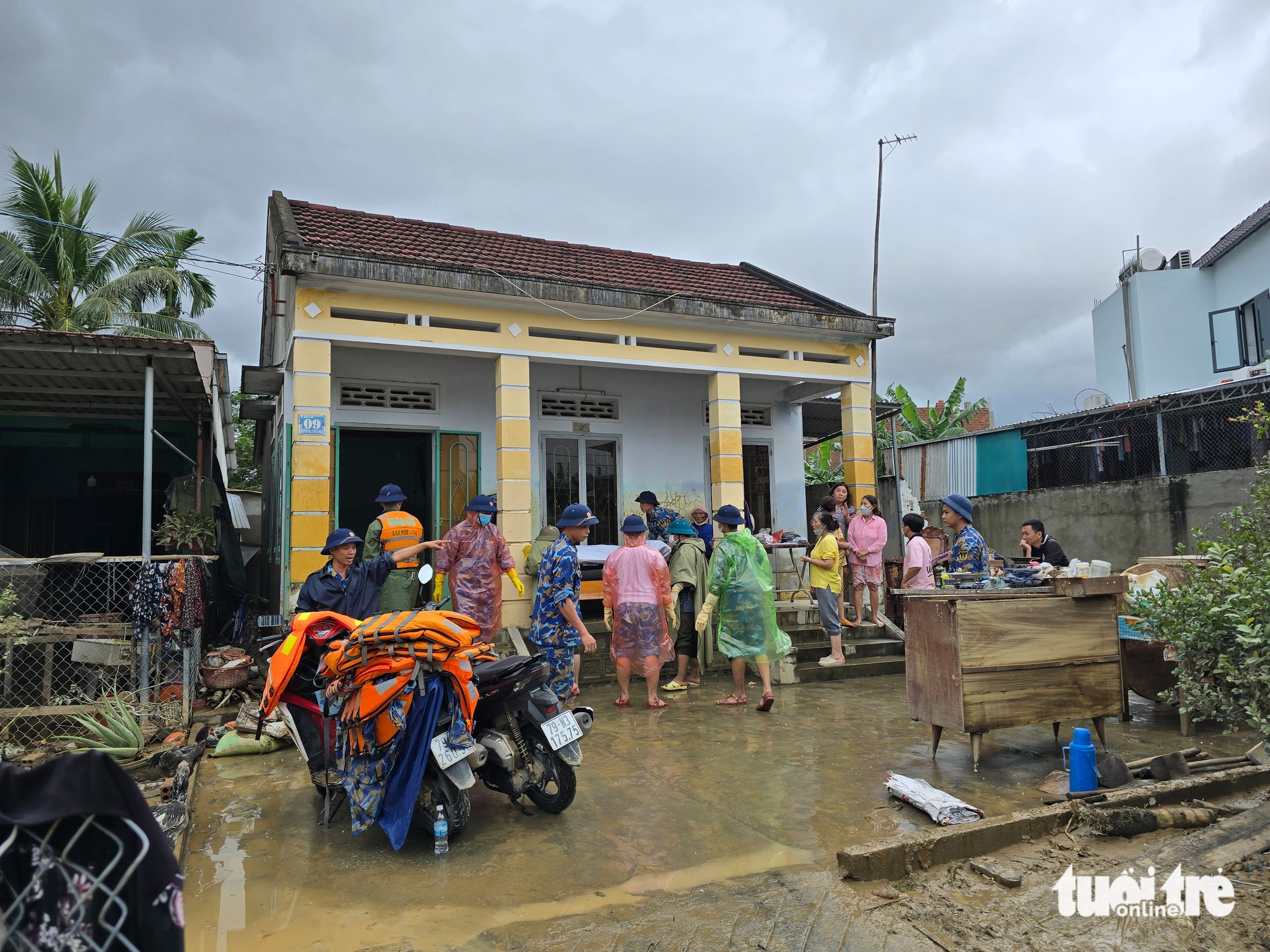 Nỗi đau xé lòng ở Diên Điền: Tuột tay người thân giữa lũ dữ... - Ảnh 5.
