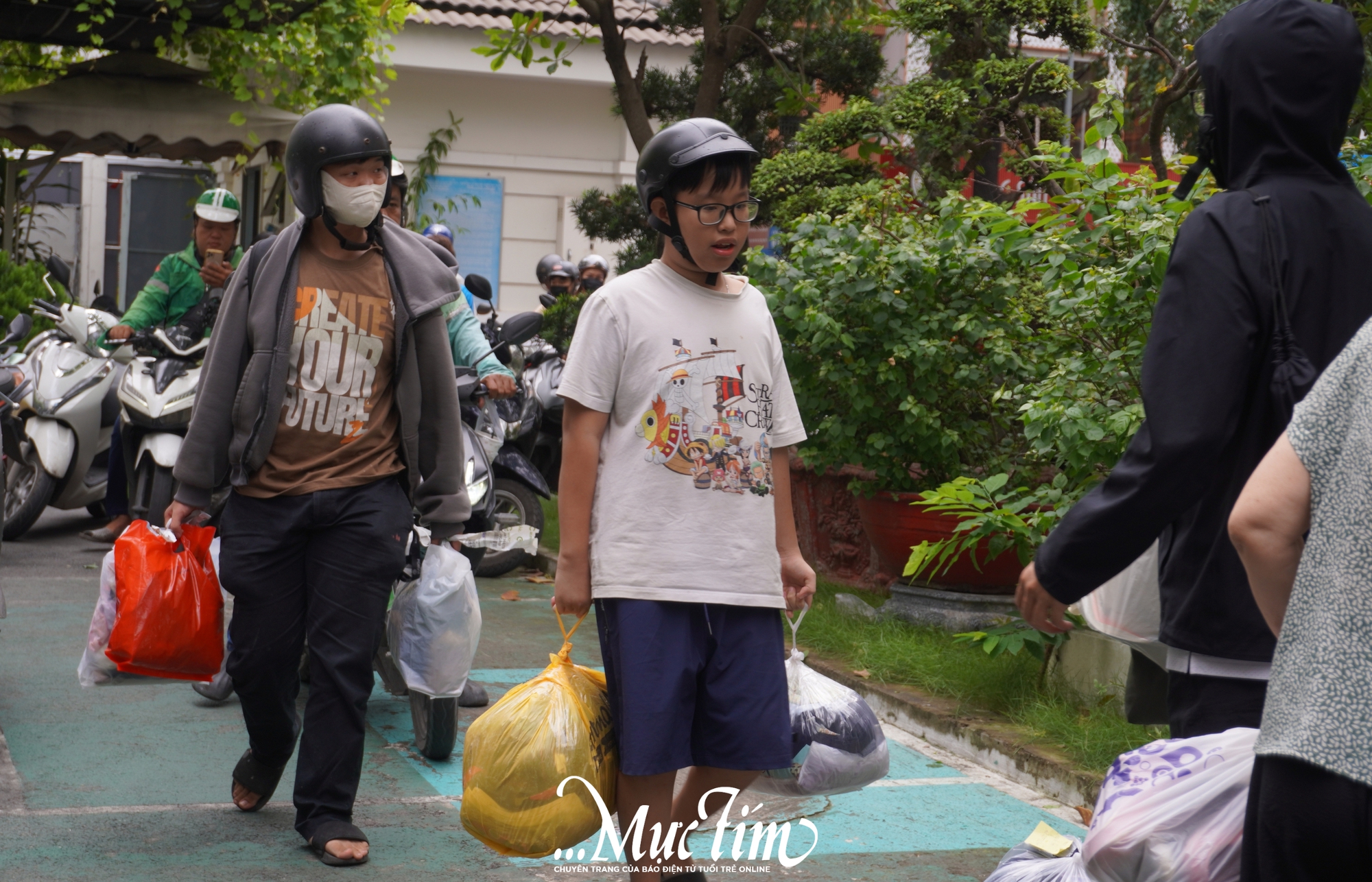 Ấm áp những tấm lòng của người dân TP.HCM sẻ chia cùng đồng bào vùng lũ miền Trung - Ảnh 1.