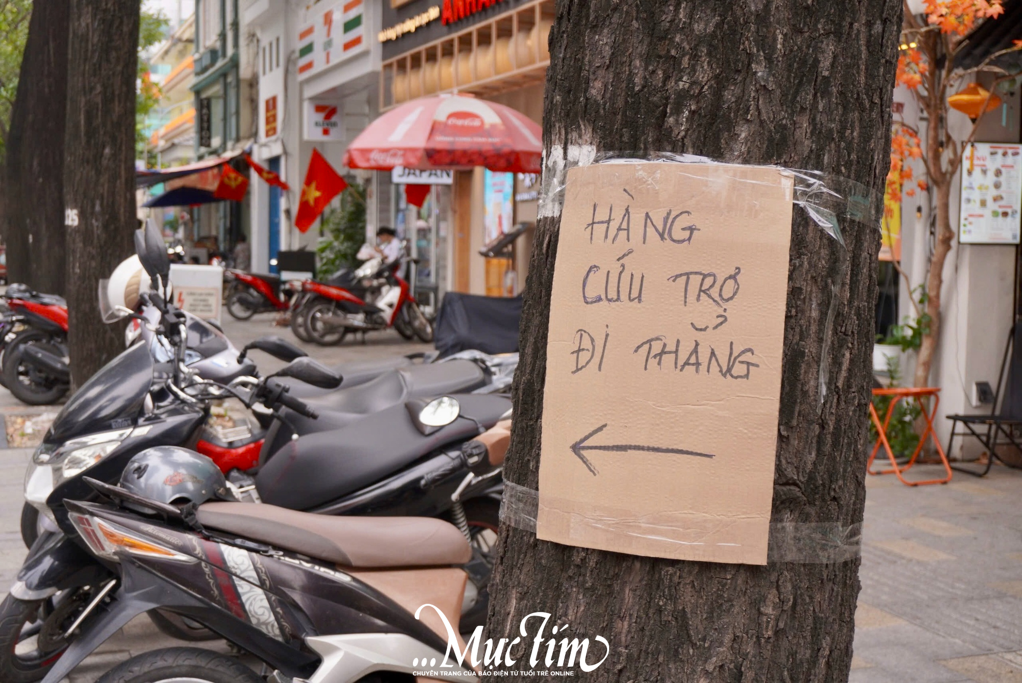 Ấm áp những tấm lòng của người dân TP.HCM sẻ chia cùng đồng bào vùng lũ miền Trung - Ảnh 2.