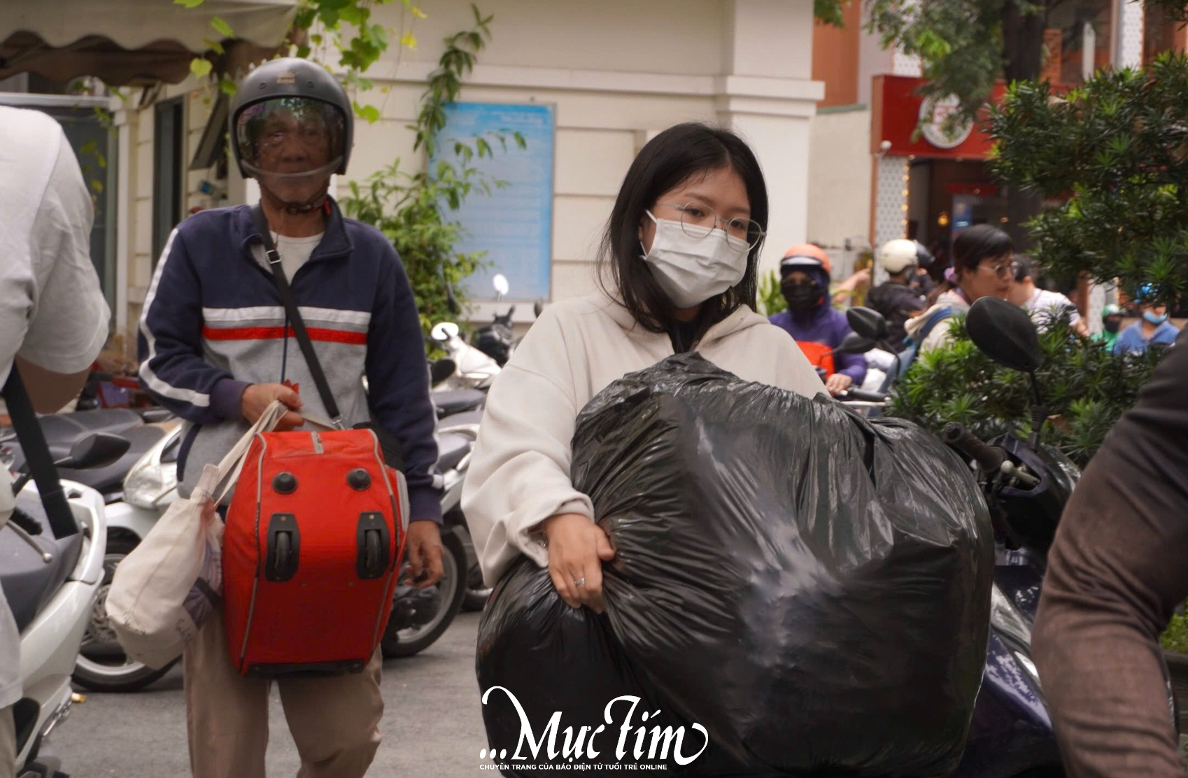 Ấm áp những tấm lòng của người dân TP.HCM sẻ chia cùng đồng bào vùng lũ miền Trung - Ảnh 4.