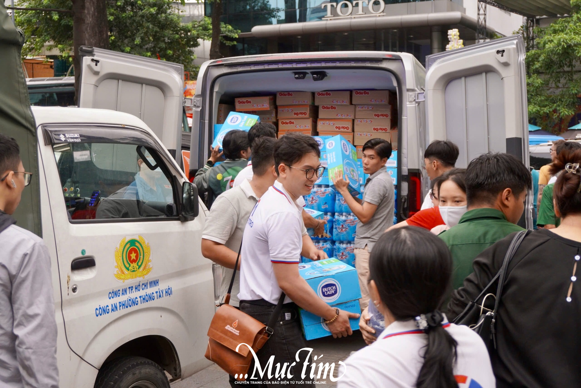 Ấm áp những tấm lòng của người dân TP.HCM sẻ chia cùng đồng bào vùng lũ miền Trung - Ảnh 14.