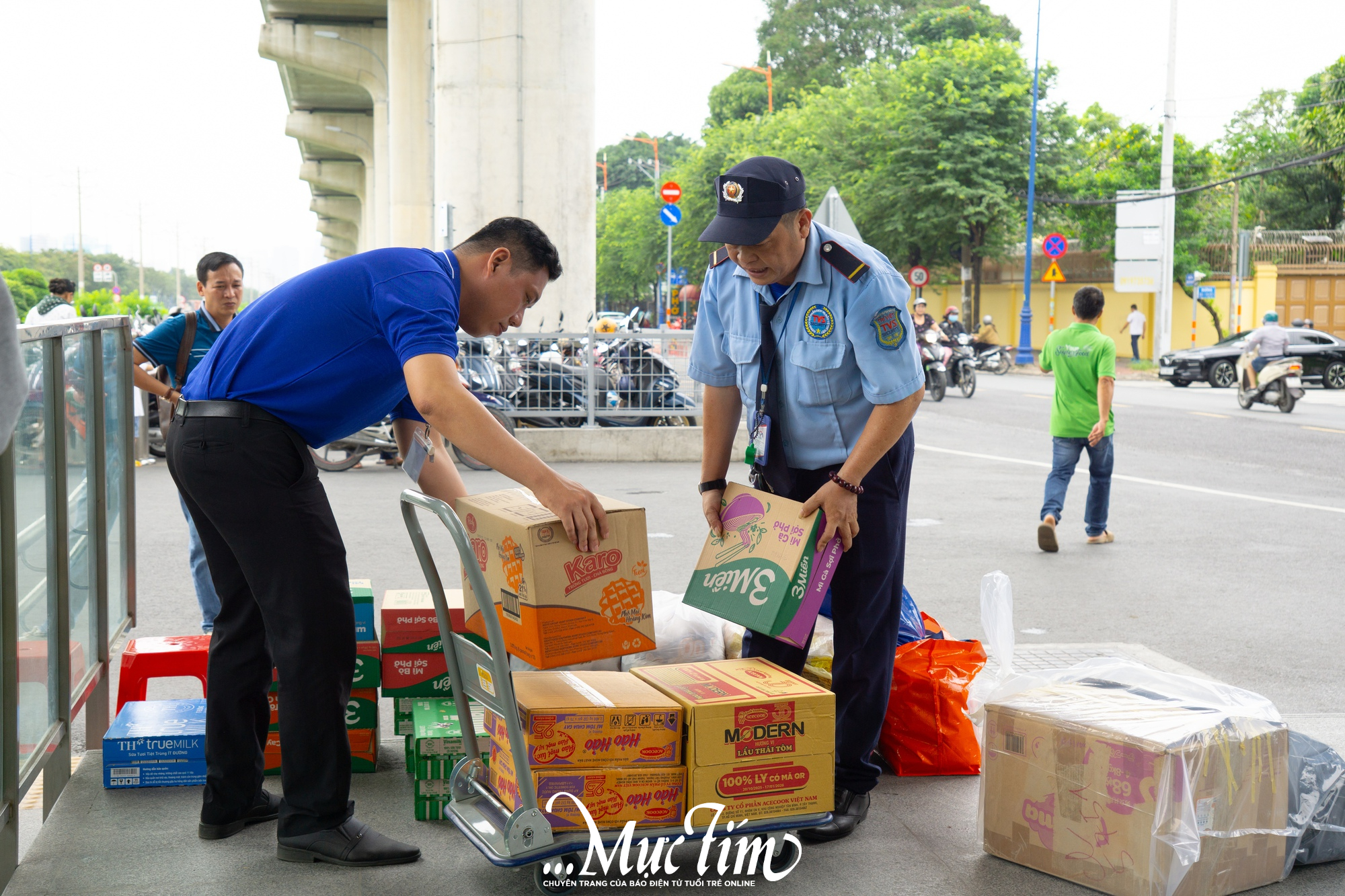 Thiếu nhi TP.HCM góp sức hỗ trợ đồng bào vùng lũ - Ảnh 22. Ấm áp những tấm lòng của người dân TP.HCM sẻ chia cùng đồng bào vùng lũ miền Trung - Ảnh 20.