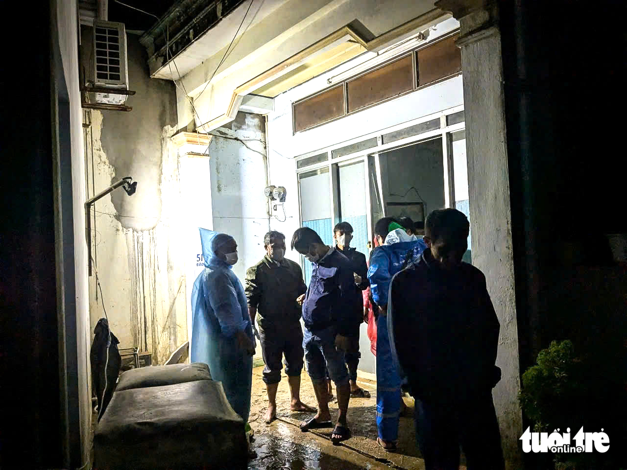 Nỗi đau từ vùng rốn lũ Khánh Hòa: Con trai bất lực nhìn cha chết trong dòng nước lũ - Ảnh 5.