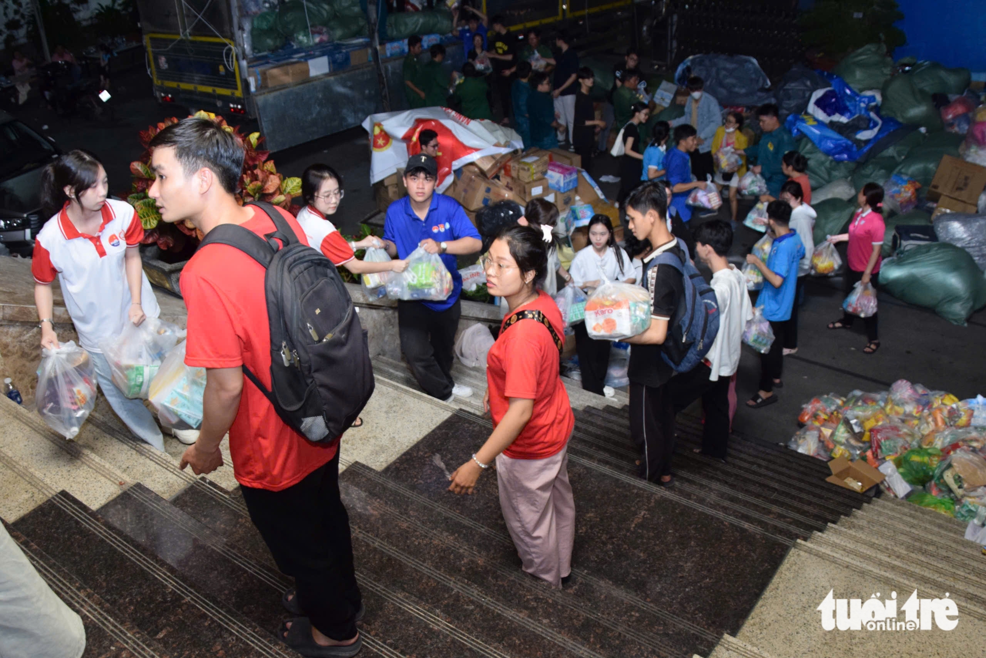 Nhiều bạn trẻ đến điểm tiếp nhận ủng hộ đồng bào vùng lũ: 'Ở đây cần người phụ không anh chị?' - Ảnh 1.