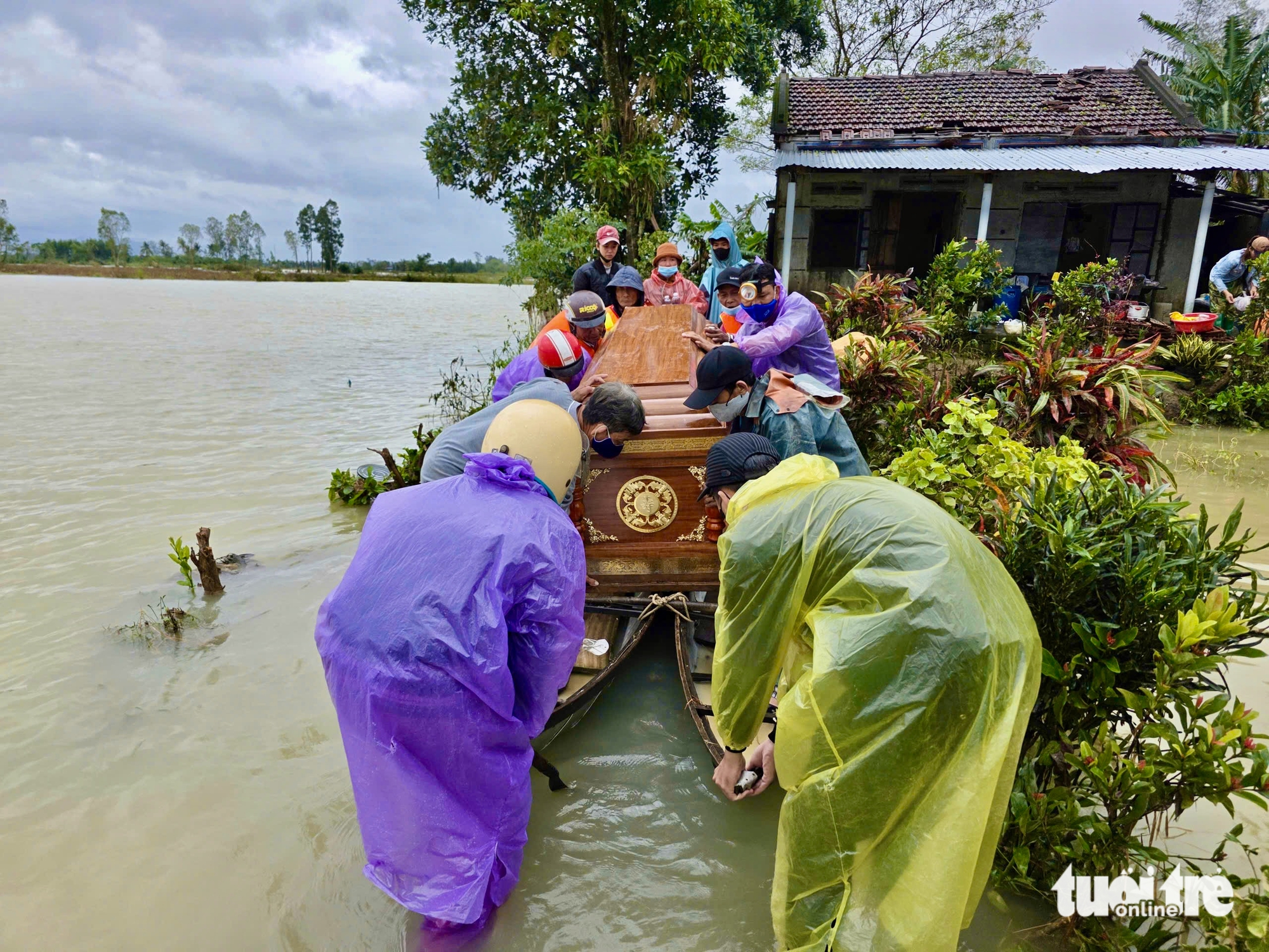 Những chuyến tiễn đưa đầy nước mắt ở vùng lũ- Ảnh 4. Những cuộc tiễn đưa đầy nước mắt ở vùng lũ - Ảnh 5.
