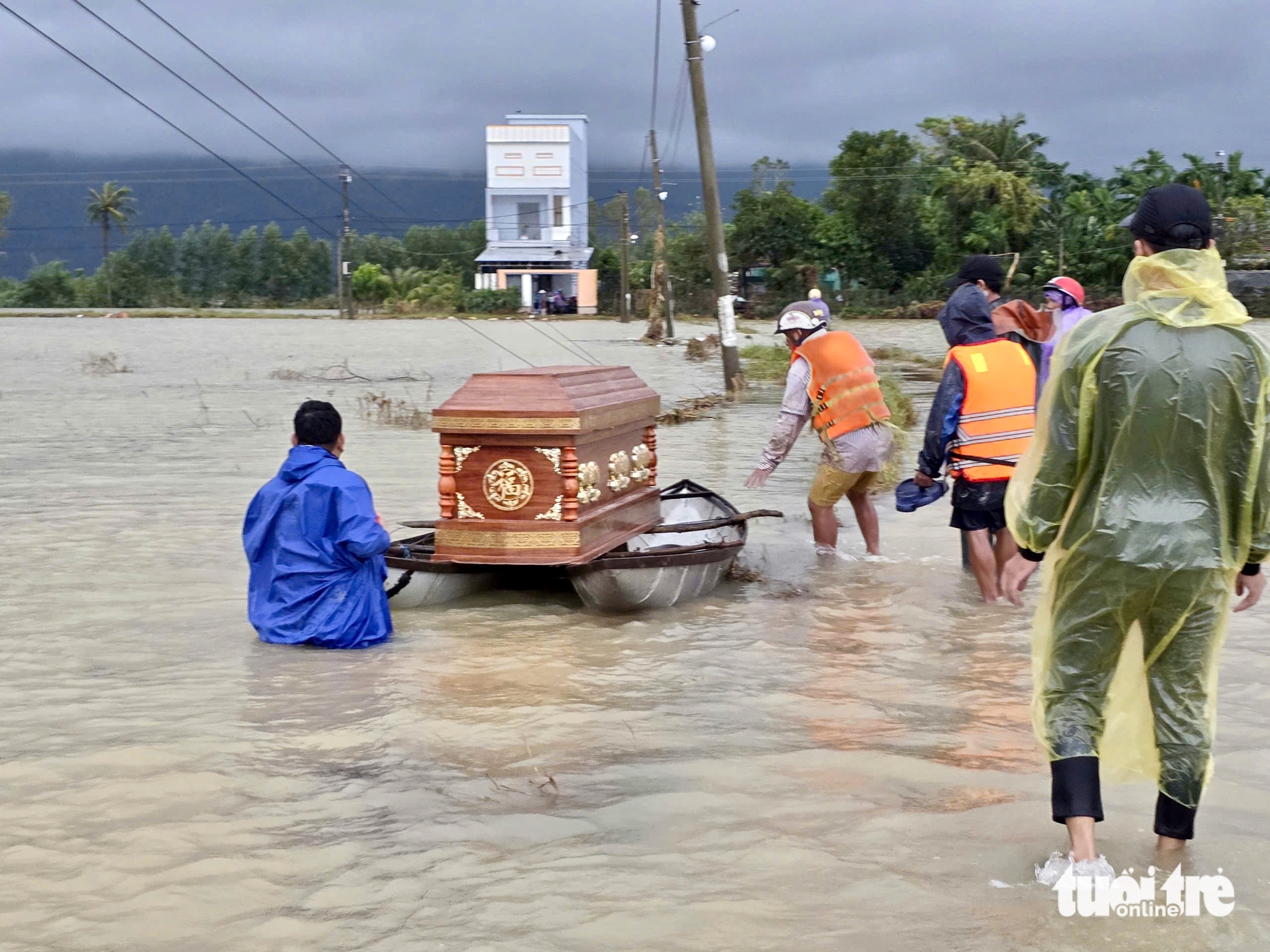 Những chuyến tiễn đưa đầy nước mắt ở vùng lũ- Ảnh 6. vùng lũ - Ảnh 5.