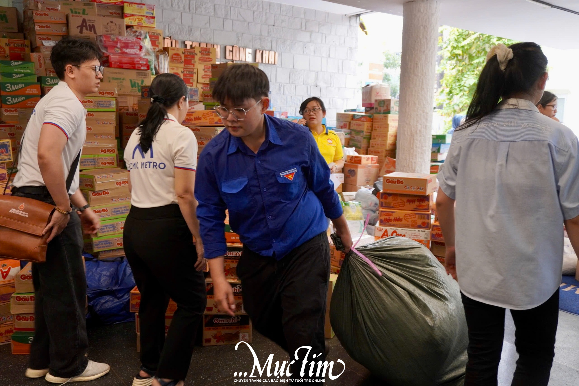 Tổng hợp các điểm tiếp nhận cứu trợ đồng bào vùng lũ tại TP.HCM- Ảnh 1. Tổng hợp các điểm tiếp nhận cứu trợ đồng bào vùng lũ tại TP.HCM- Ảnh 1.