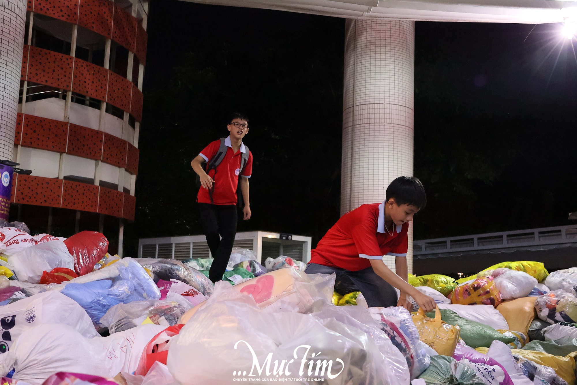 Đội viên, đoàn viên thành phố đồng lòng hỗ trợ đồng bào miền Trung- Ảnh 1. Đội viên, đoàn viên thành phố đồng lòng hỗ trợ đồng bào miền Trung- Ảnh 1.