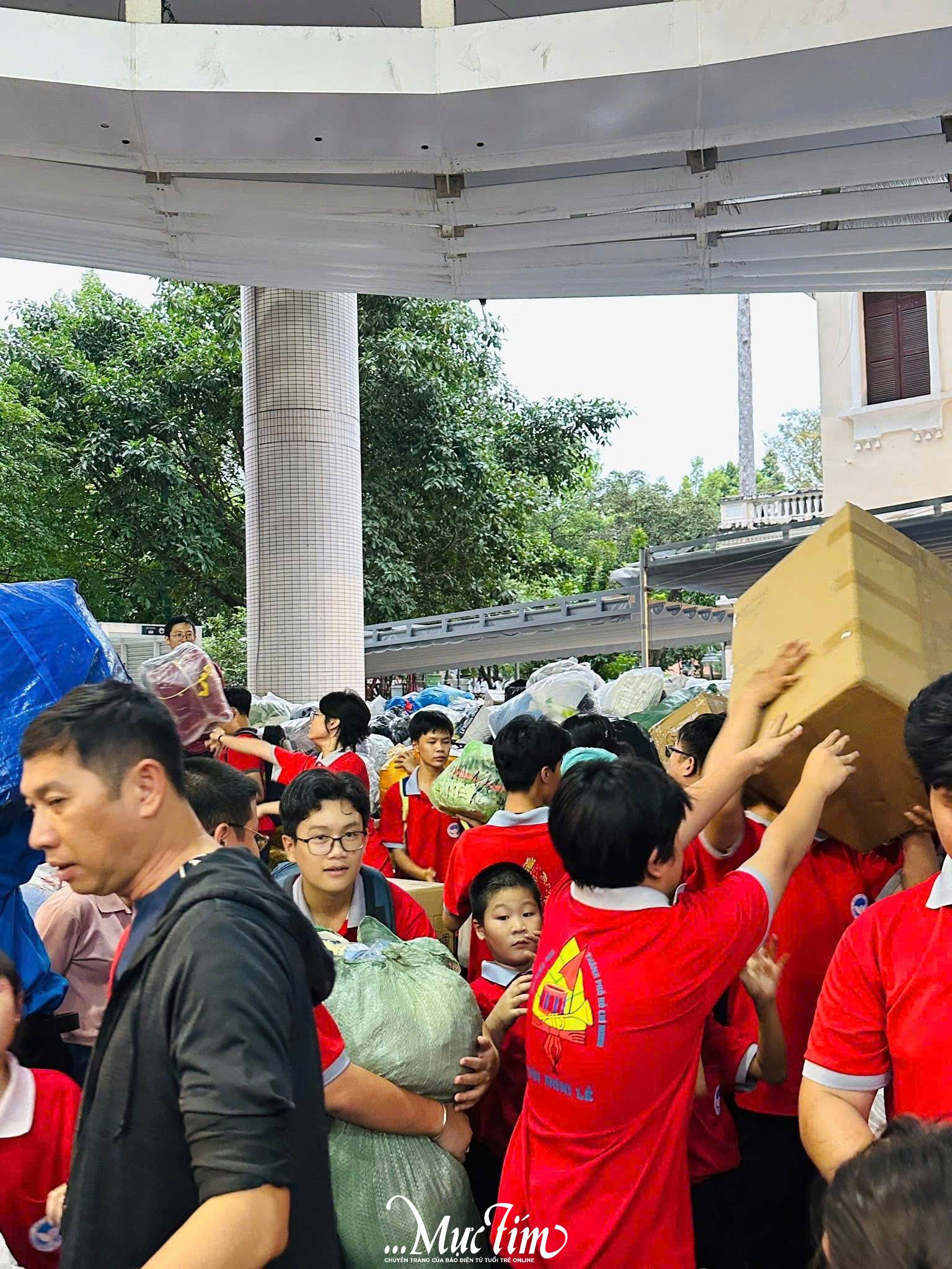 Đội viên, đoàn viên thành phố đồng lòng hỗ trợ đồng bào miền Trung- Ảnh 4. Đội viên, đoàn viên thành phố đồng lòng hỗ trợ đồng bào miền Trung- Ảnh 4.