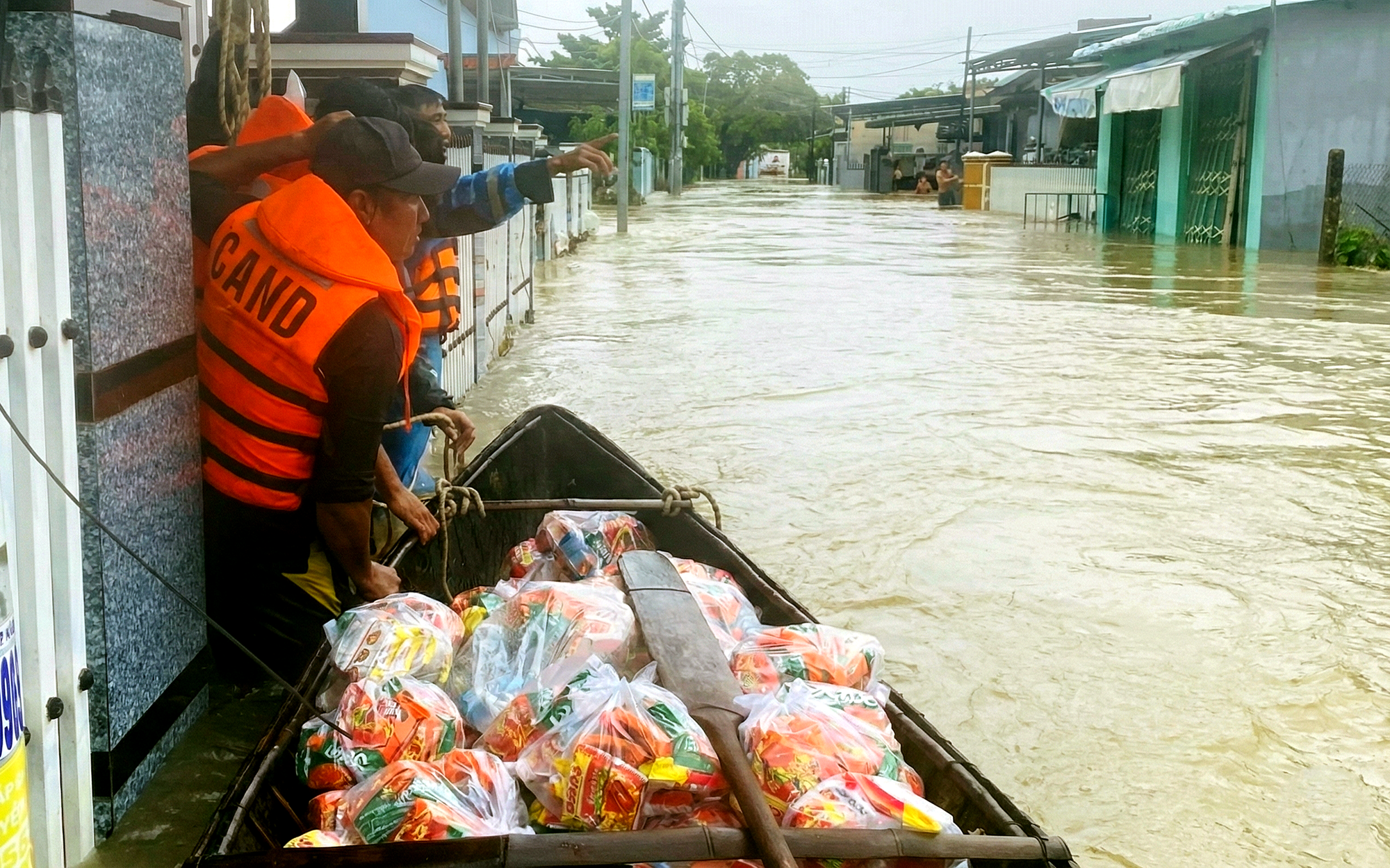 South-central Vietnam floods leave 72 dead, dozens missing as relief efforts continue- Ảnh 2.