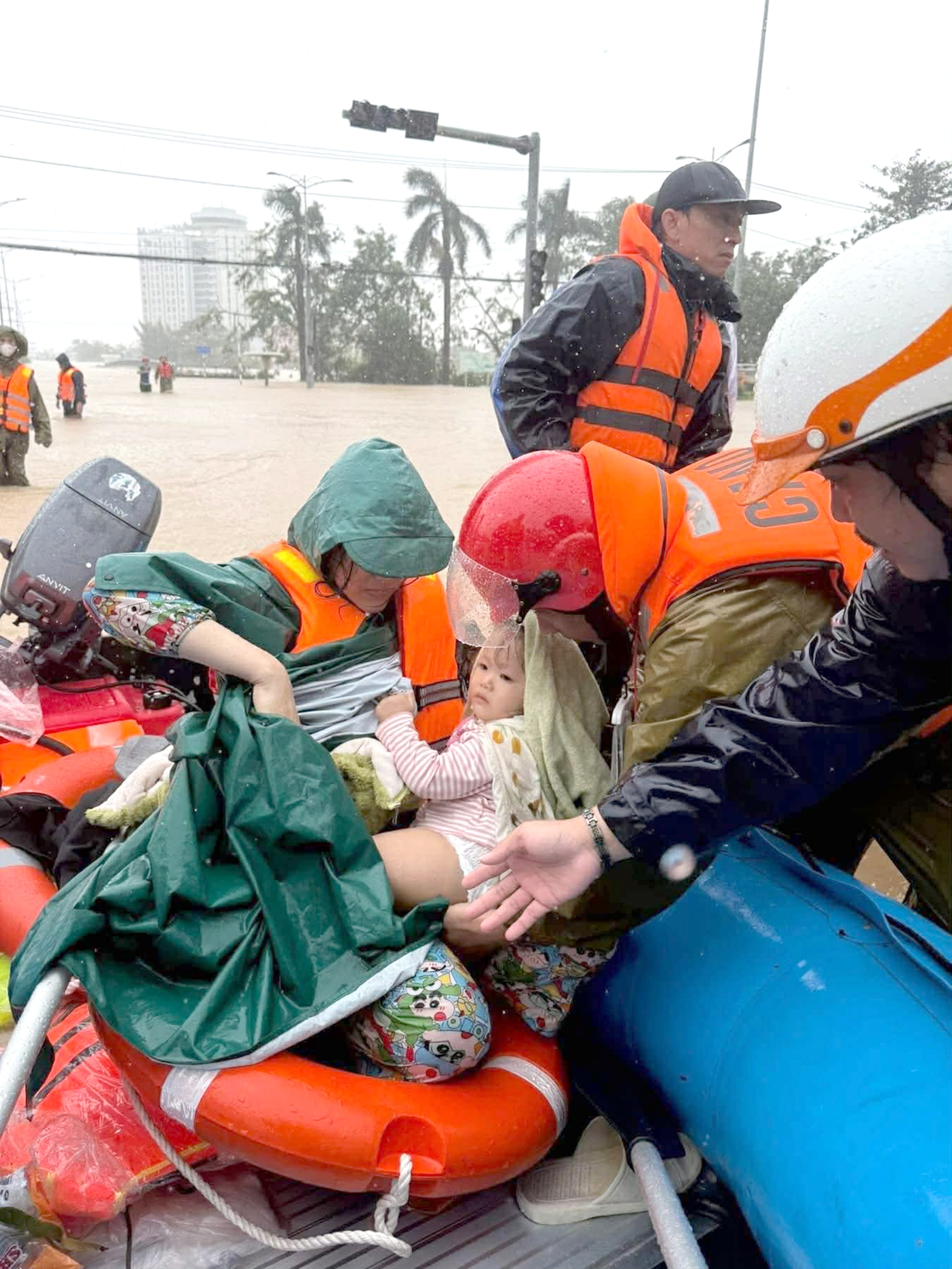 Ho Chi Minh City mobilizes urgent relief effort for flood-hit central provinces  - Ảnh 20.