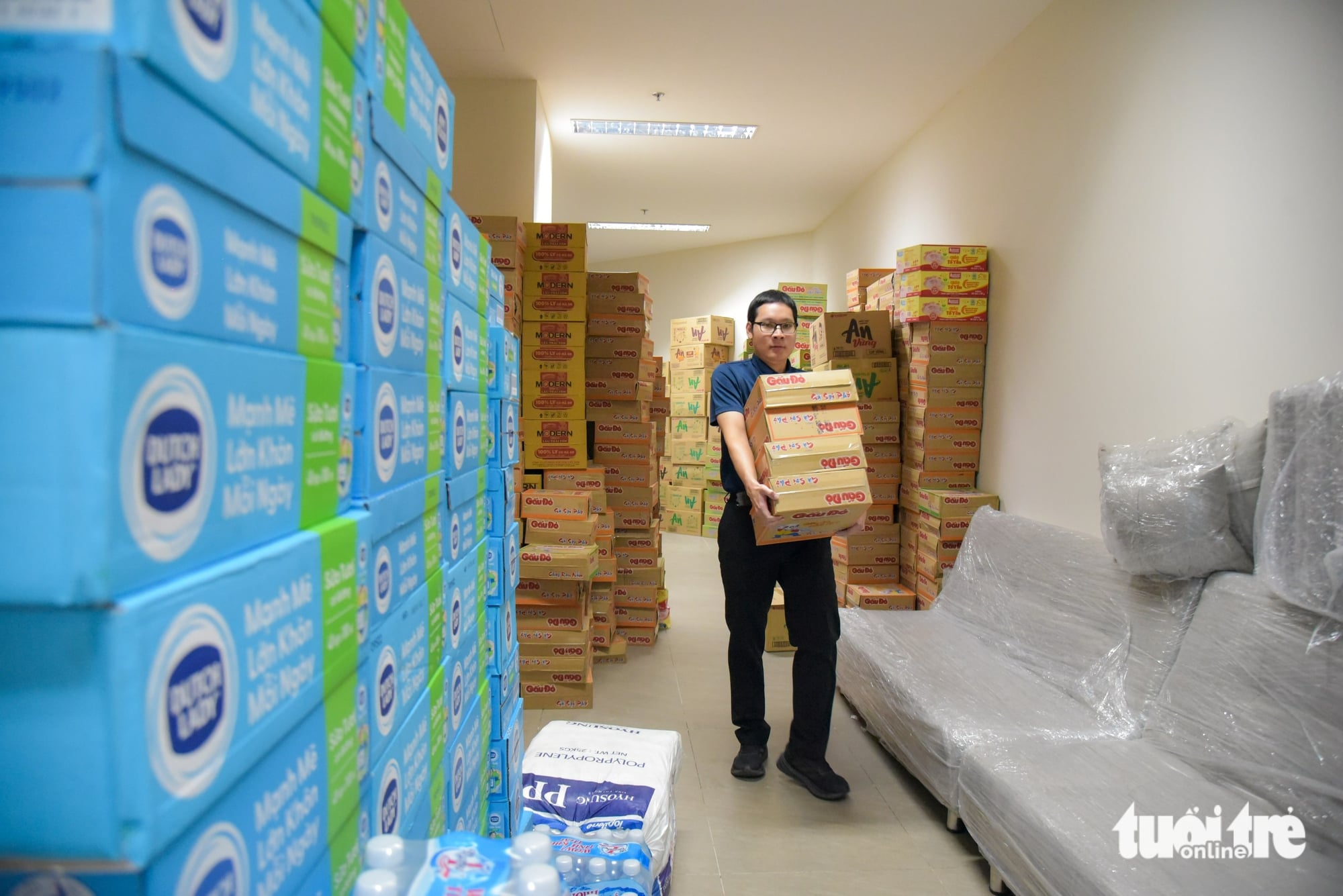 Vietnamese and foreigners join hands to send aid to flood-hit areas - Ảnh 2.