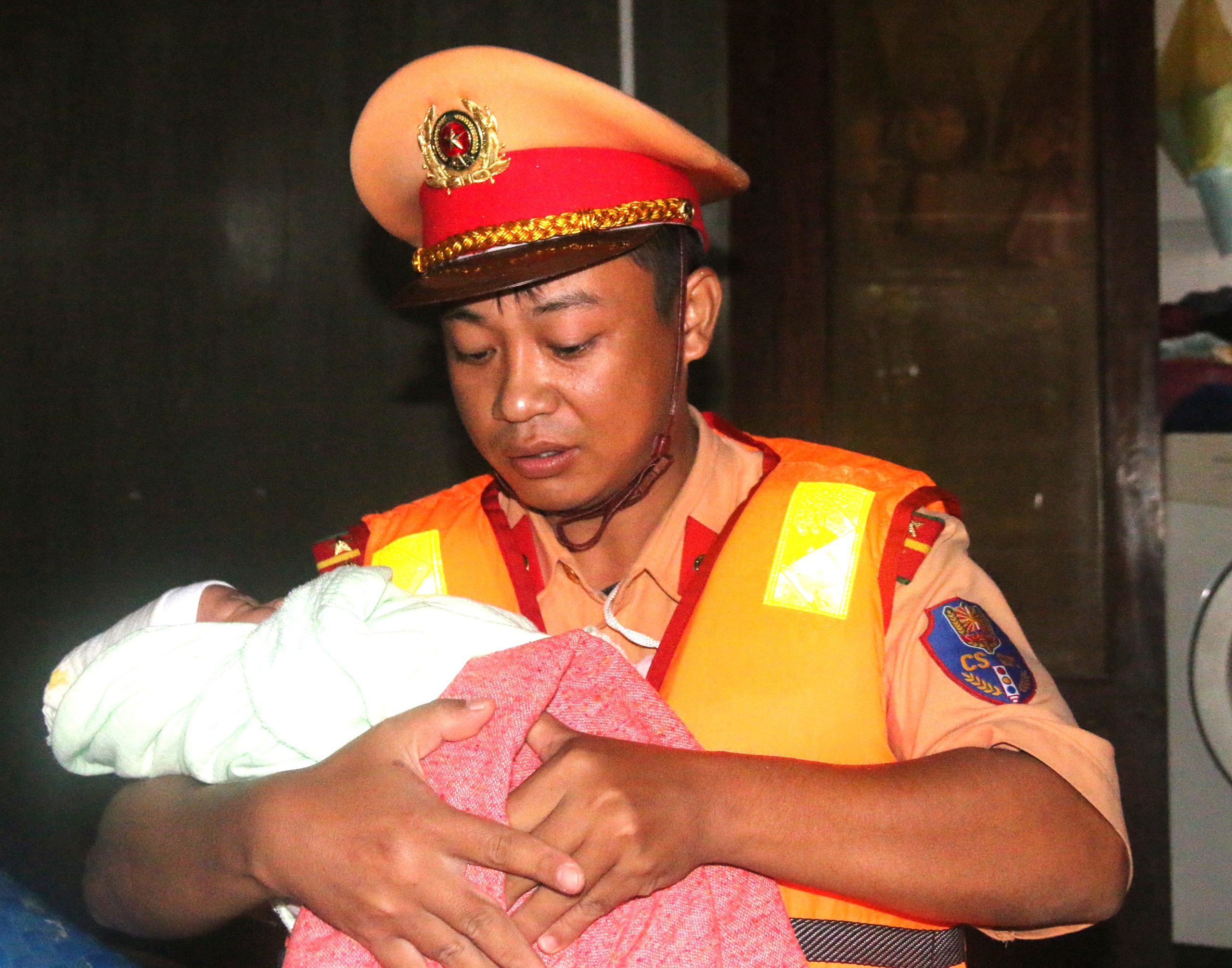 Rescuers save 20-day-old infant stranded in south-central Vietnam floods - Ảnh 7.