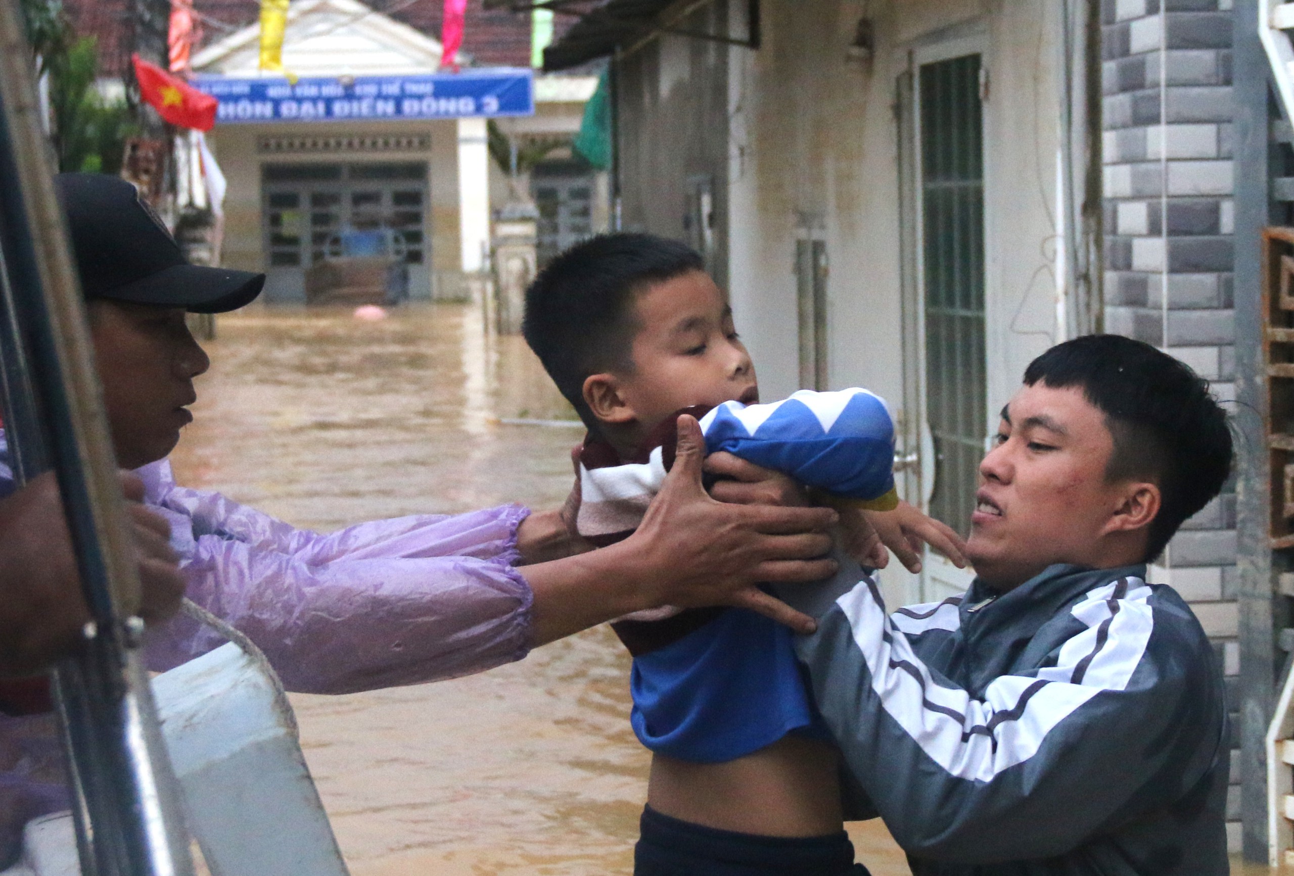 Rescuers save 20-day-old infant stranded in south-central Vietnam floods - Ảnh 12.
