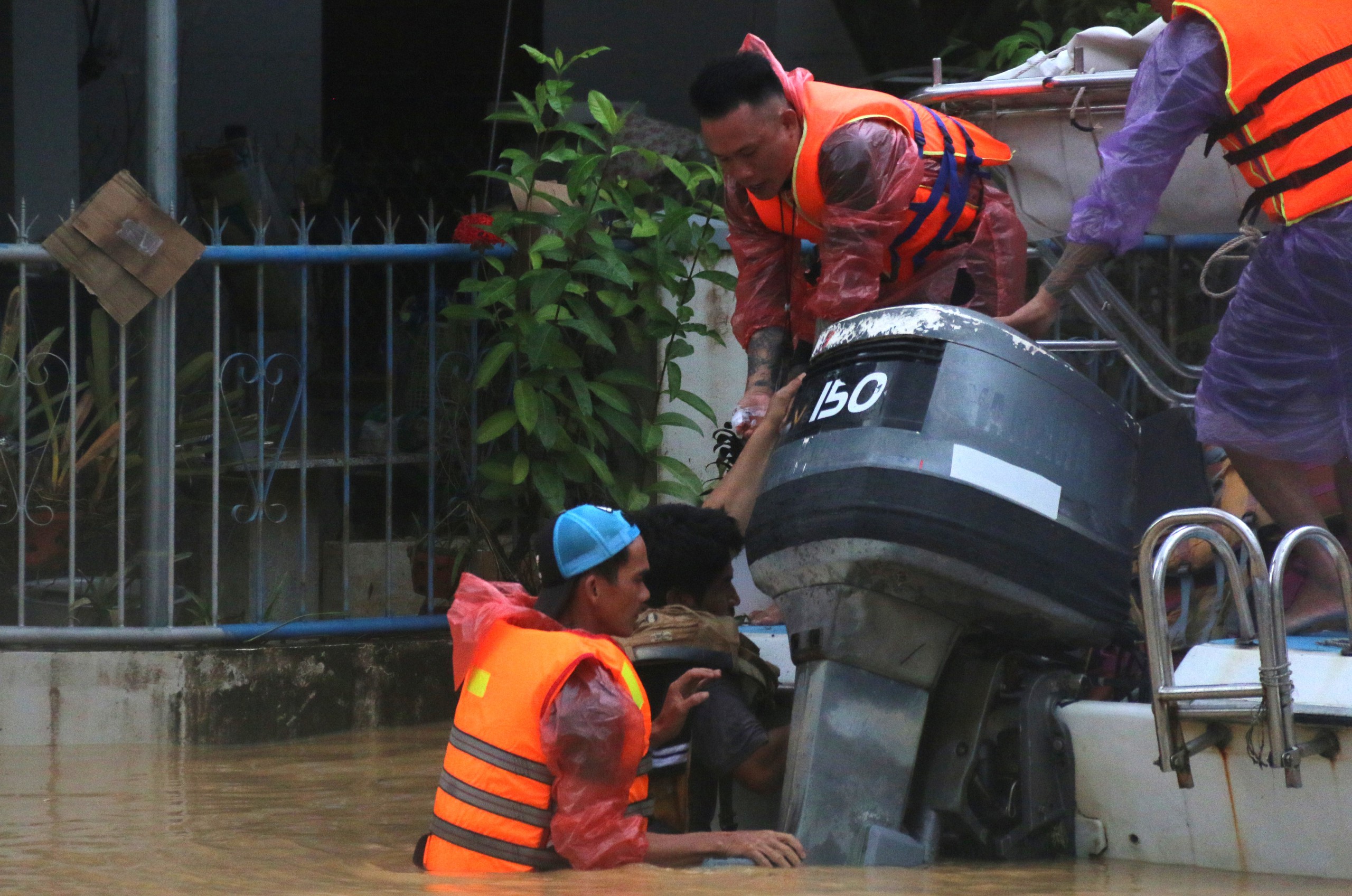 Rescuers save 20-day-old infant stranded in south-central Vietnam floods - Ảnh 13.