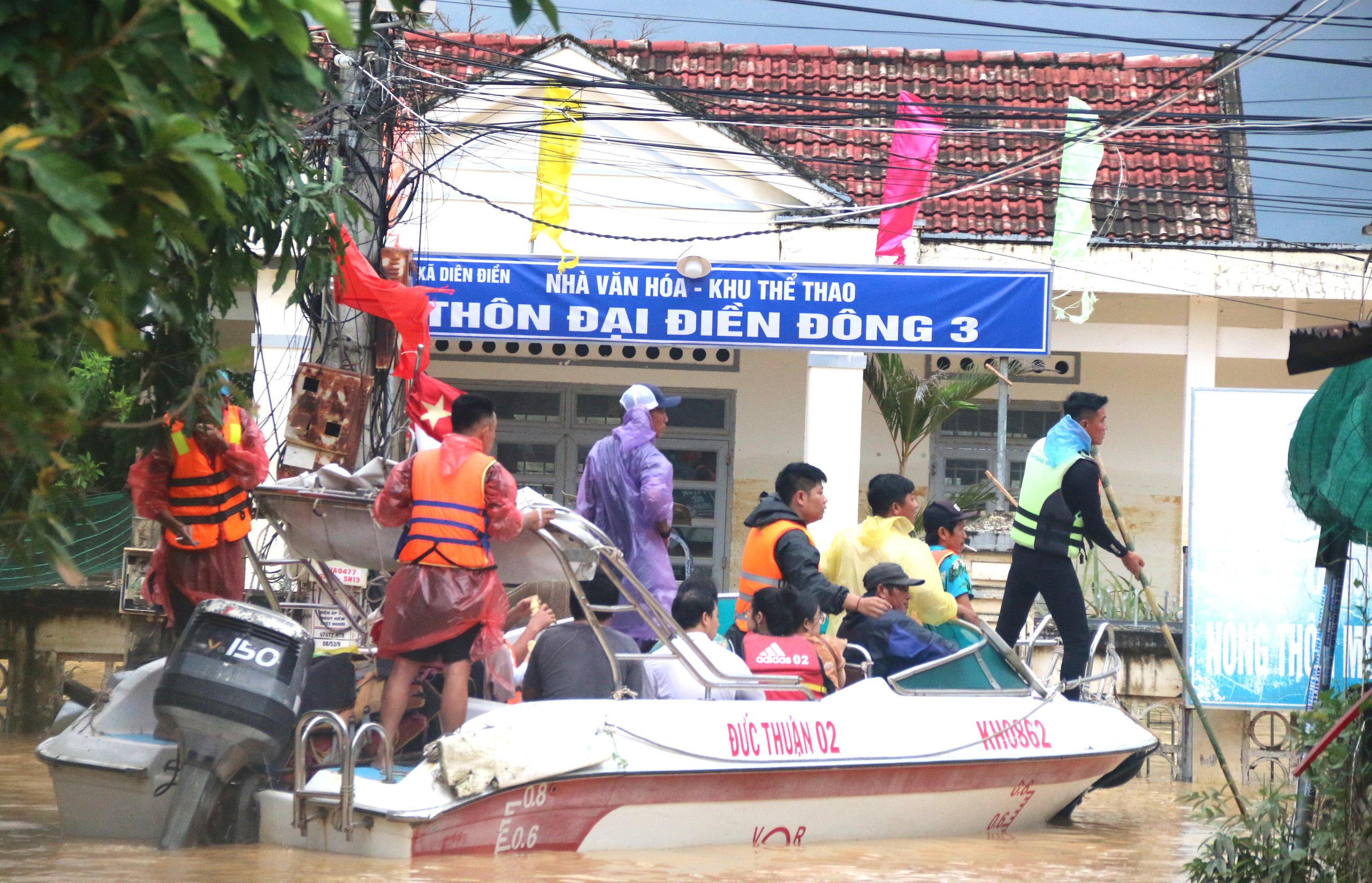 Rescuers save 20-day-old infant stranded in south-central Vietnam floods - Ảnh 16.